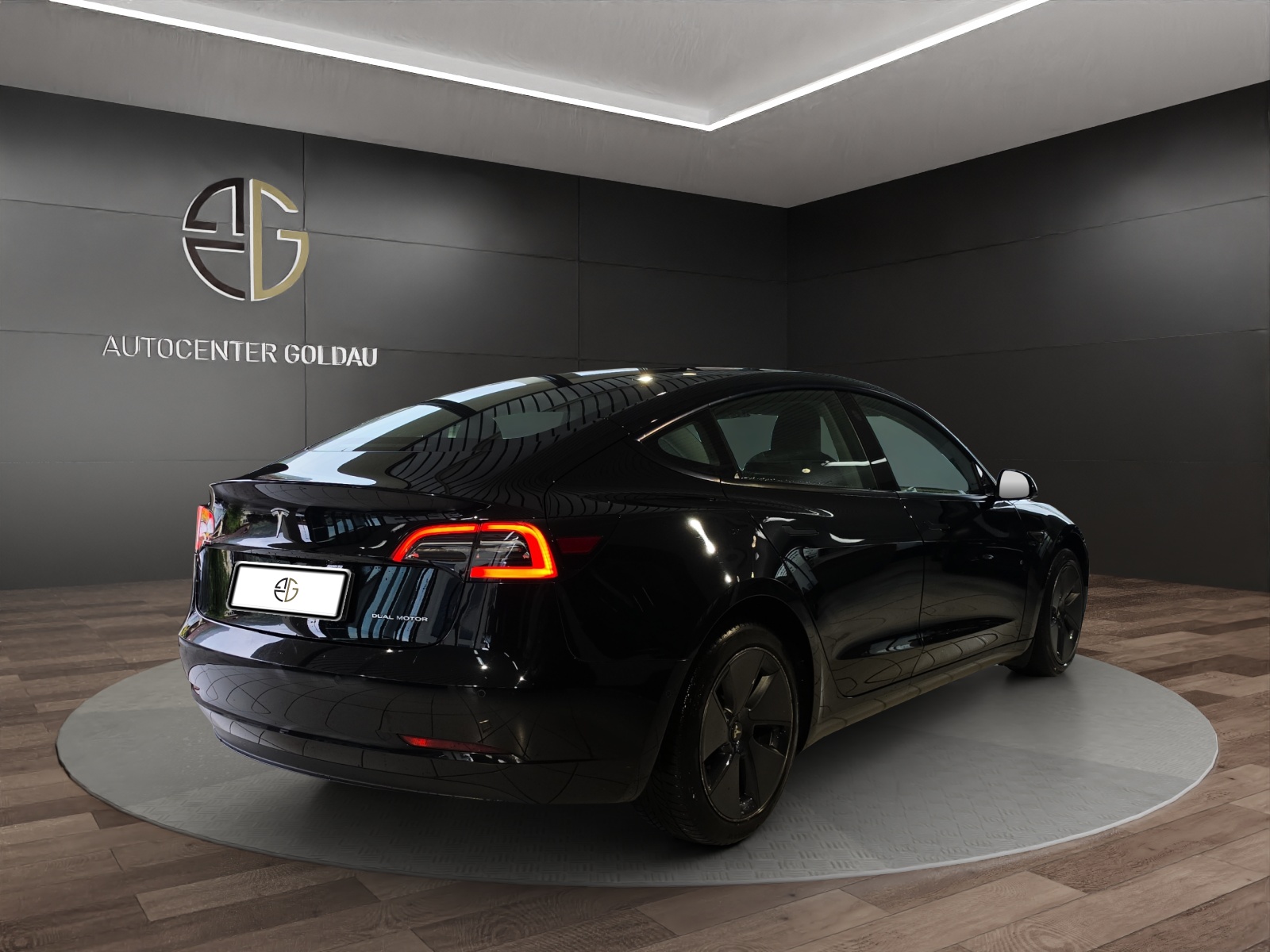 TESLA Model 3 Long Range Dual Motor AWD-showroom-element-3