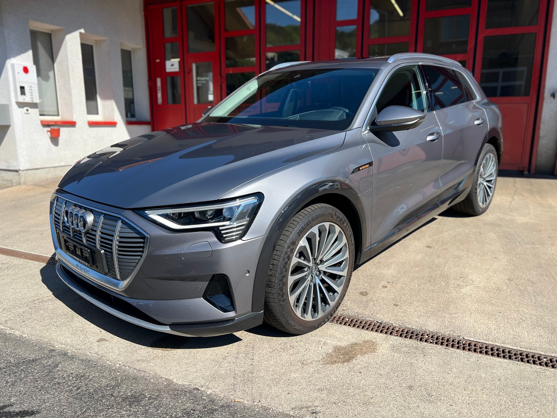 AUDI e-tron 55 quattro // SoH 97.7% // Matrix / Massagesitz / HUD / Pano / ufm.-showroom-element-1