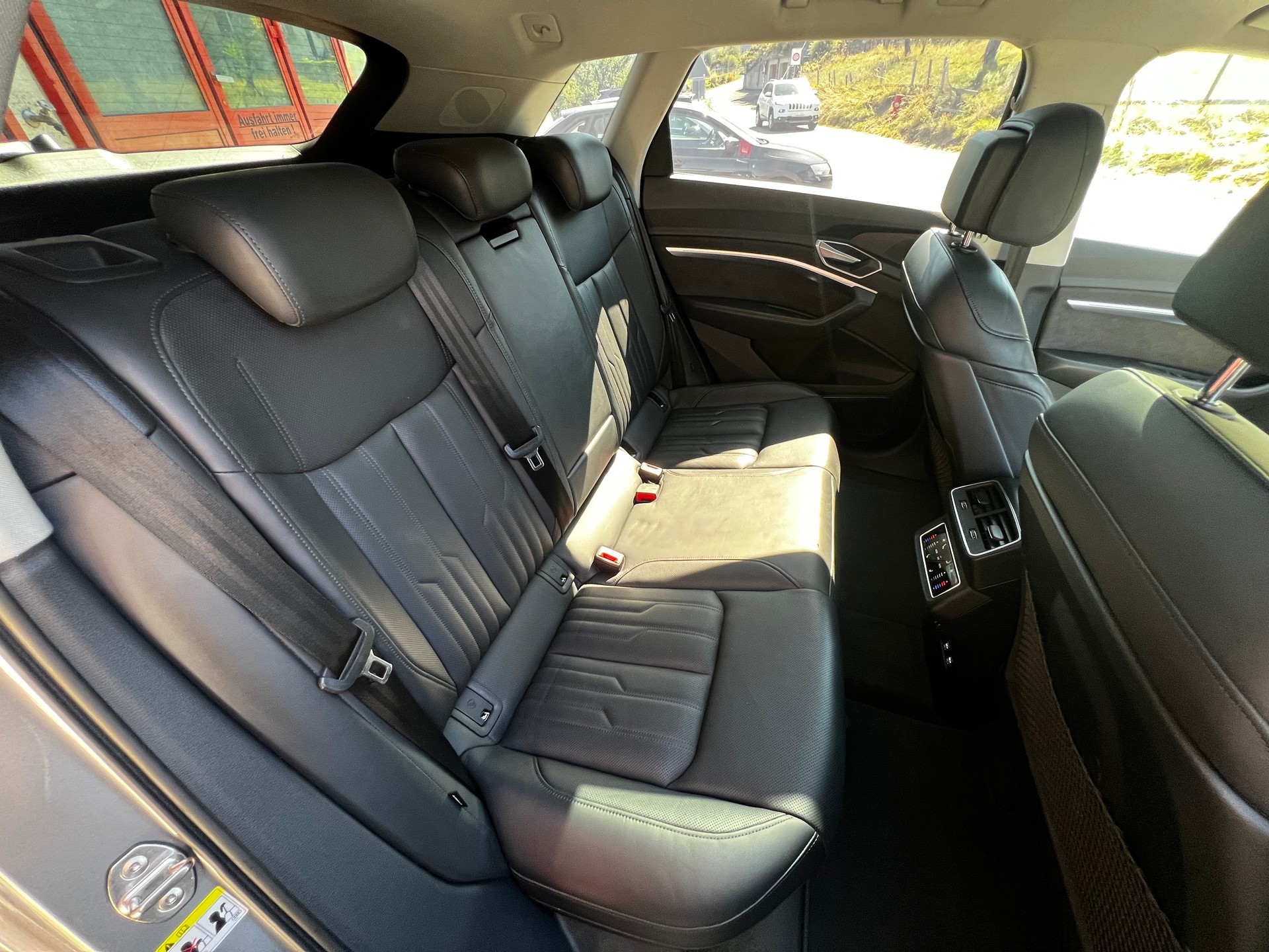 AUDI e-tron 55 quattro // SoH 97.7% // Matrix / Massagesitz / HUD / Pano / ufm.-image-10