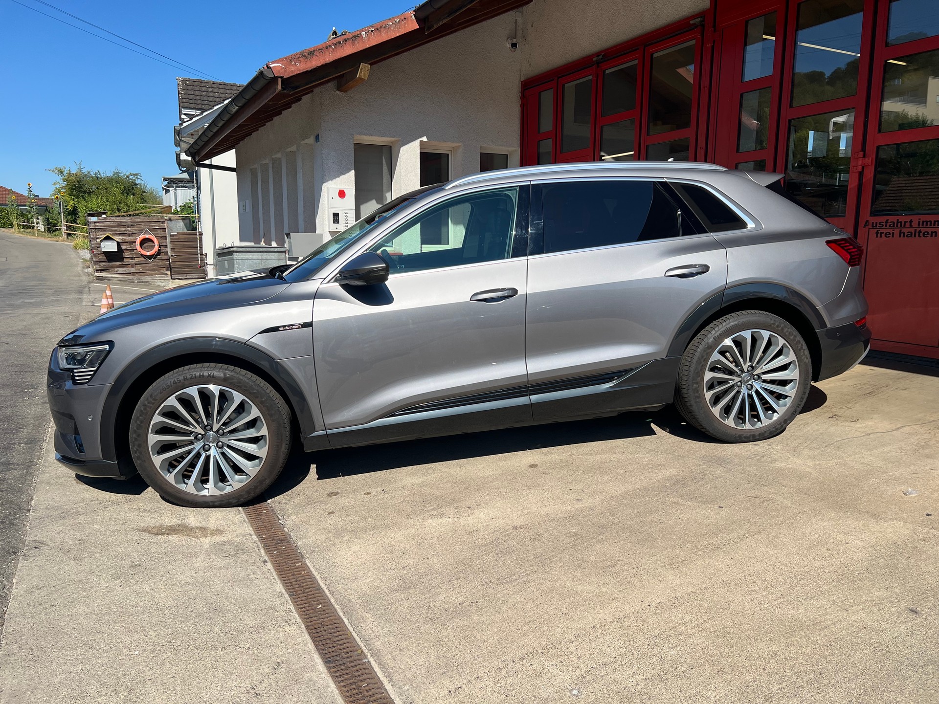 AUDI e-tron 55 quattro // SoH 97.7% // Matrix / Massagesitz / HUD / Pano / ufm.-showroom-element-2