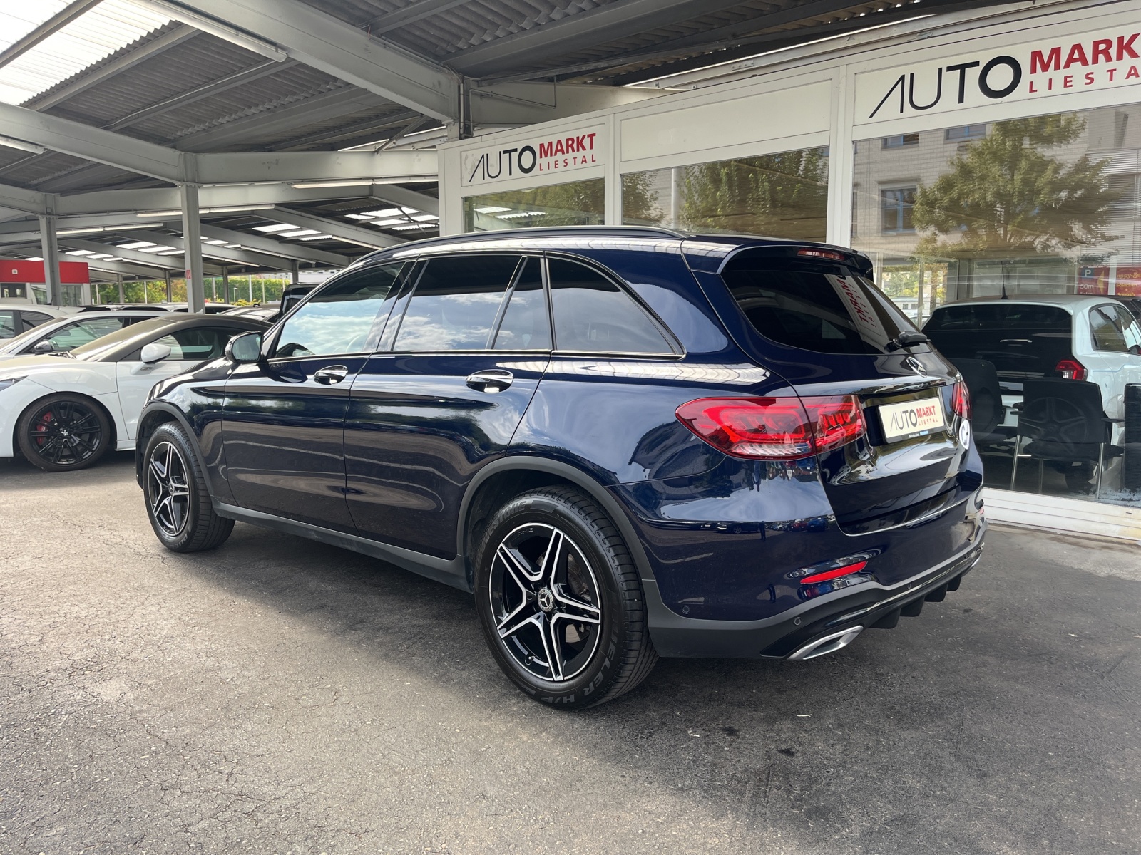 MERCEDES-BENZ GLC 300 AMG Line 4Matic 9G-Tronic-showroom-element-2