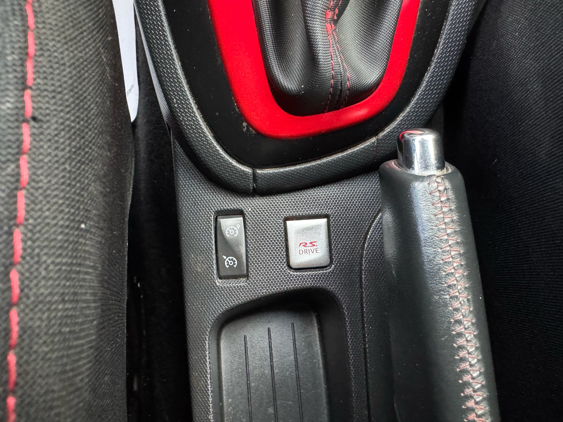 RENAULT Clio 1.6 T RS 200 EDC-image-19