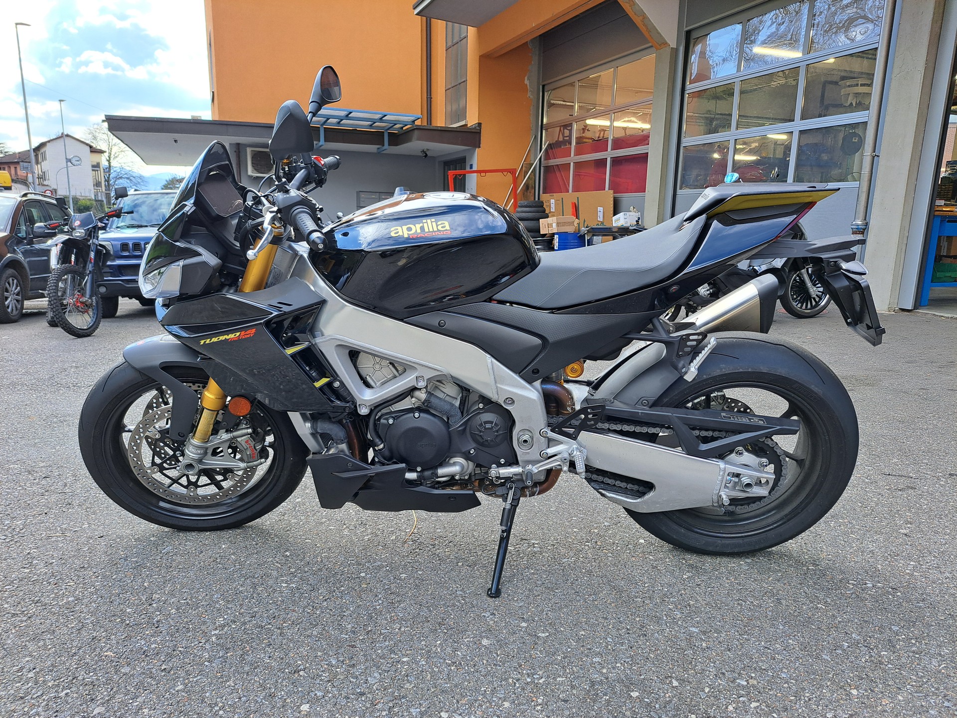 APRILIA Tuono V4 1100 Factory-image-2