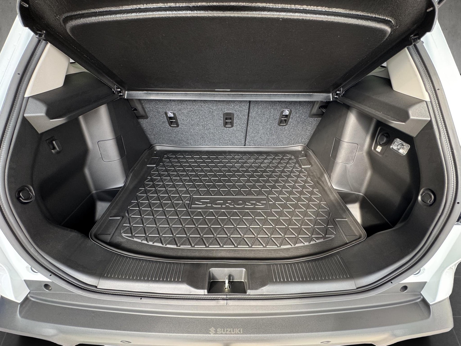 SUZUKI S-Cross 1.4 T Compact Top Hybrid 4x4-image-13