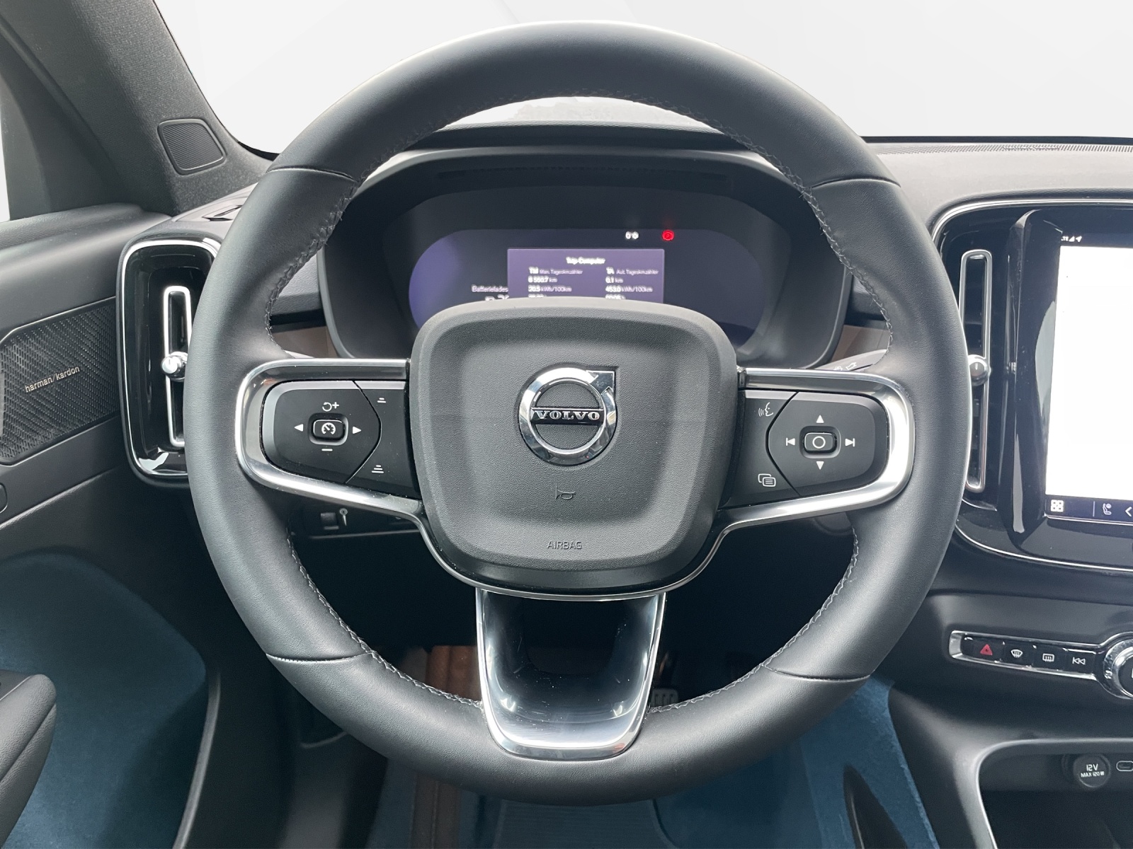 VOLVO C40 P8 Twin Recharge AWD-image-11