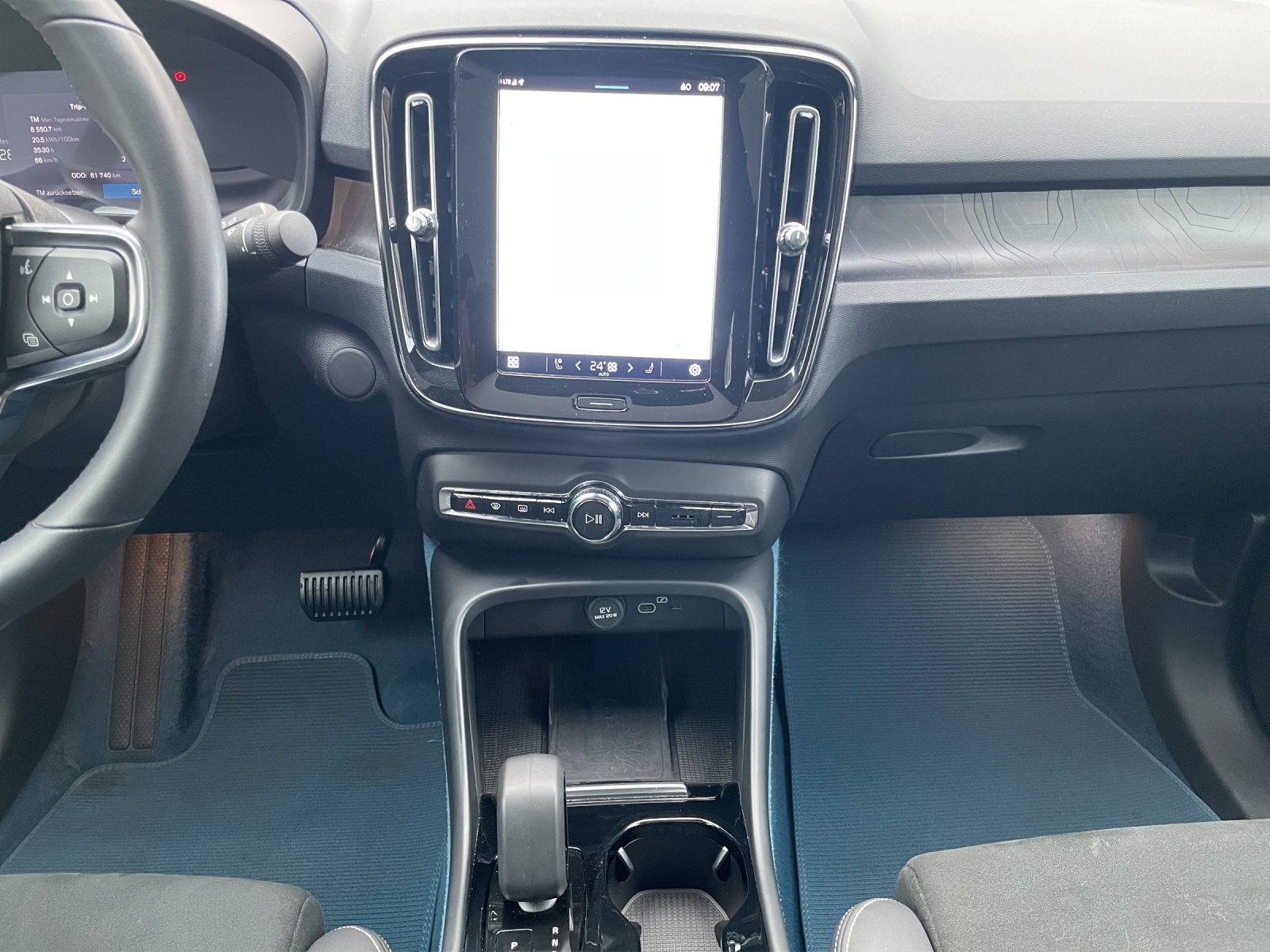 VOLVO C40 P8 Twin Recharge AWD-image-12