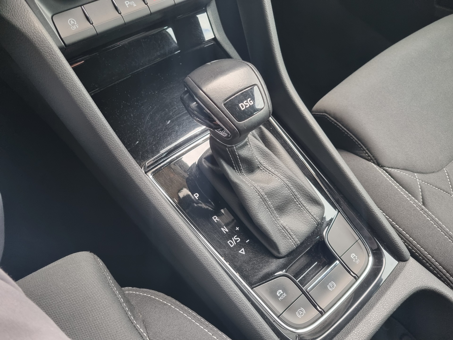 SKODA Karoq 1.5 TSI ACT SportLine DSG-image-14