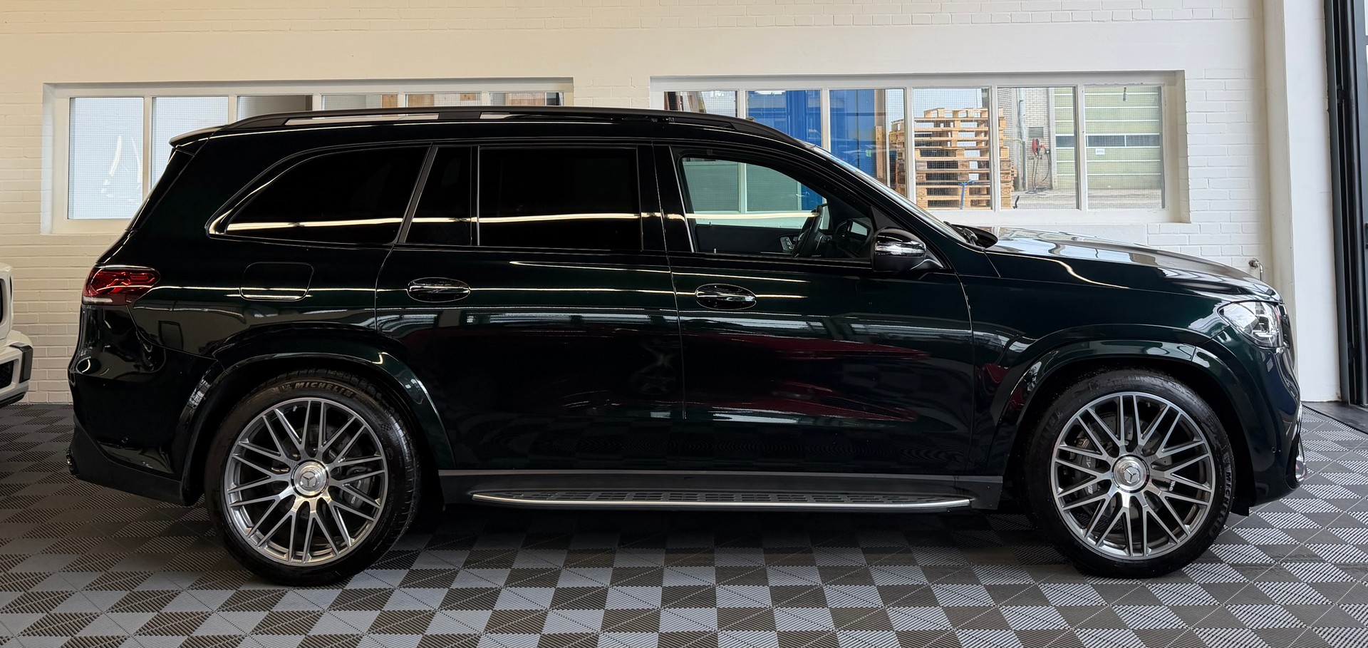 MERCEDES-BENZ GLS 63 4Matic+ 4X4 I 634 PS I * SMARAGD GRÜN * SMARAGD GREEN * TCT 9G I AHK I 7-PLÄTZER (CH)-showroom-element-2