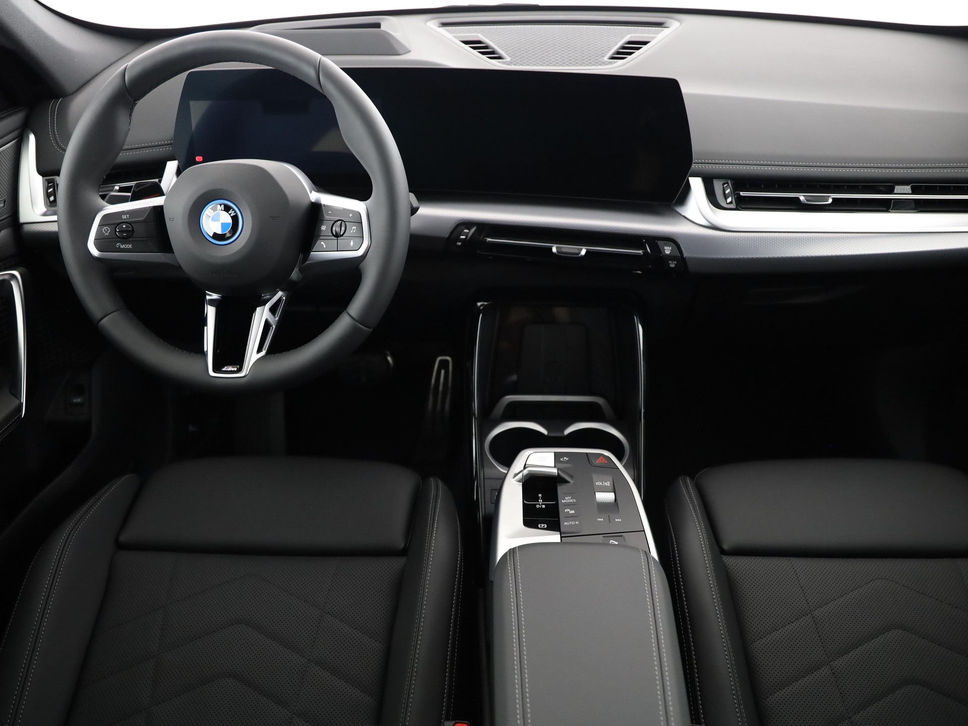 BMW iX1 30 xDrive-image-4
