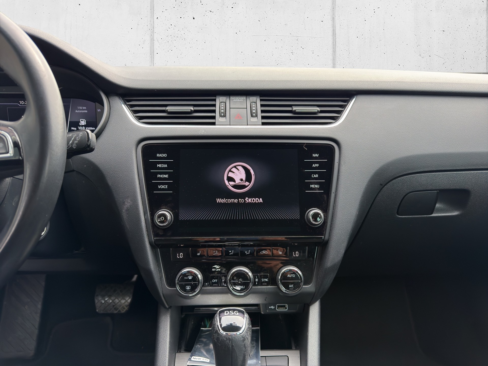 SKODA Octavia Combi 1.6 TDI Soleil DSG-image-16