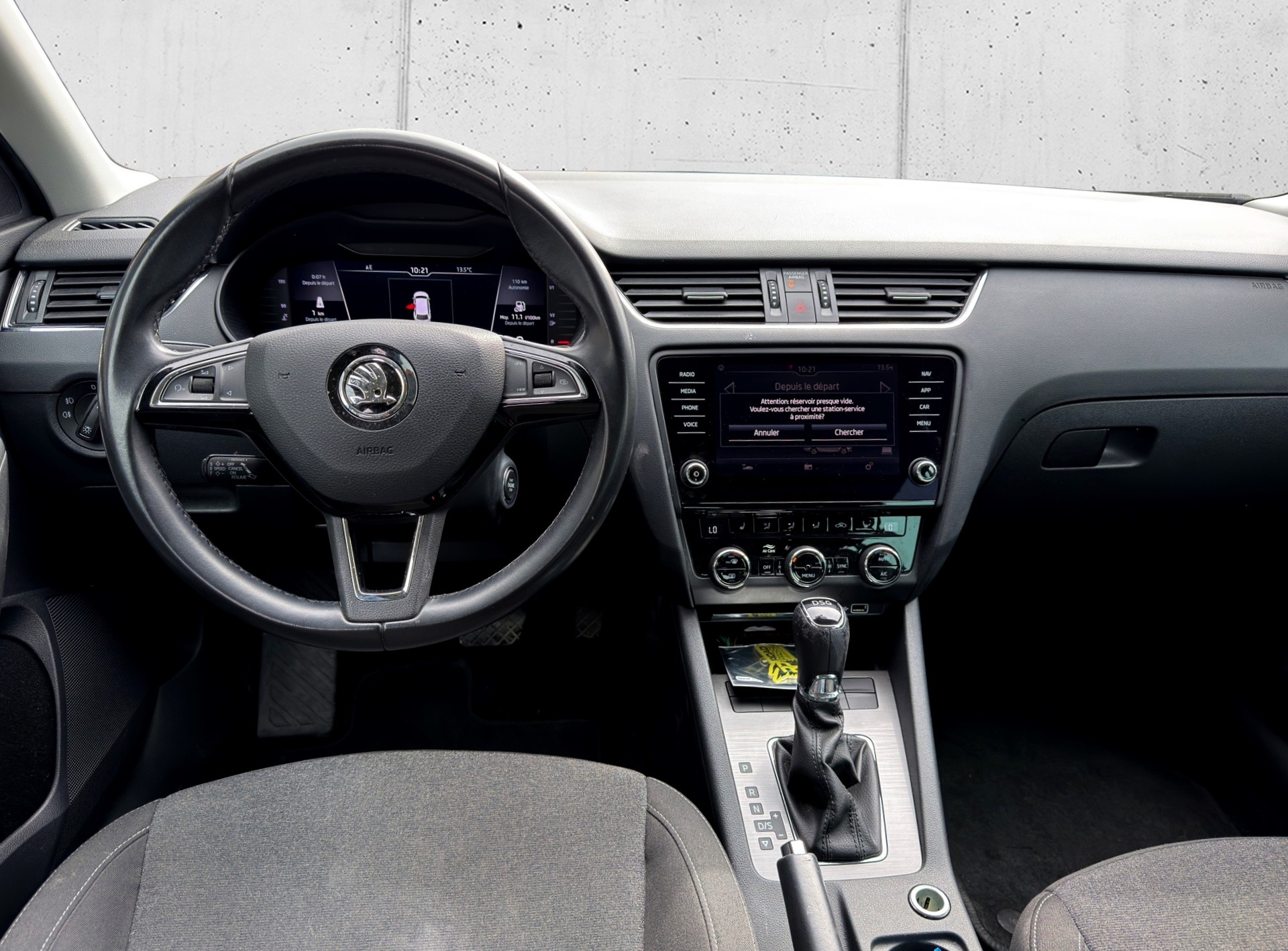 SKODA Octavia Combi 1.6 TDI Soleil DSG-image-12
