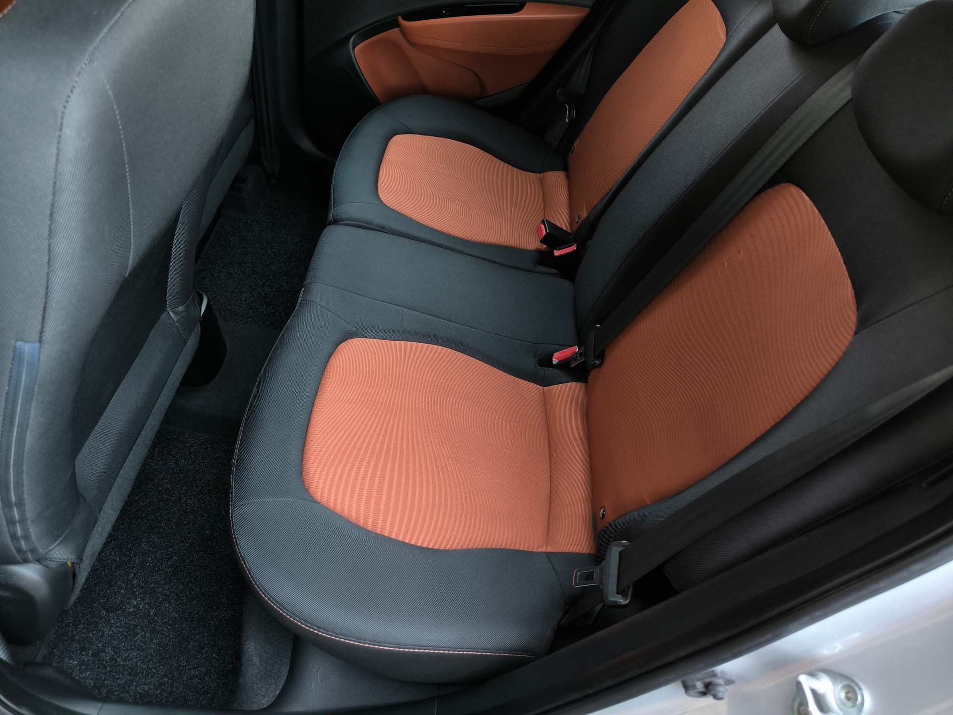 HYUNDAI i10 1.2 Amplia Automatic-image-4