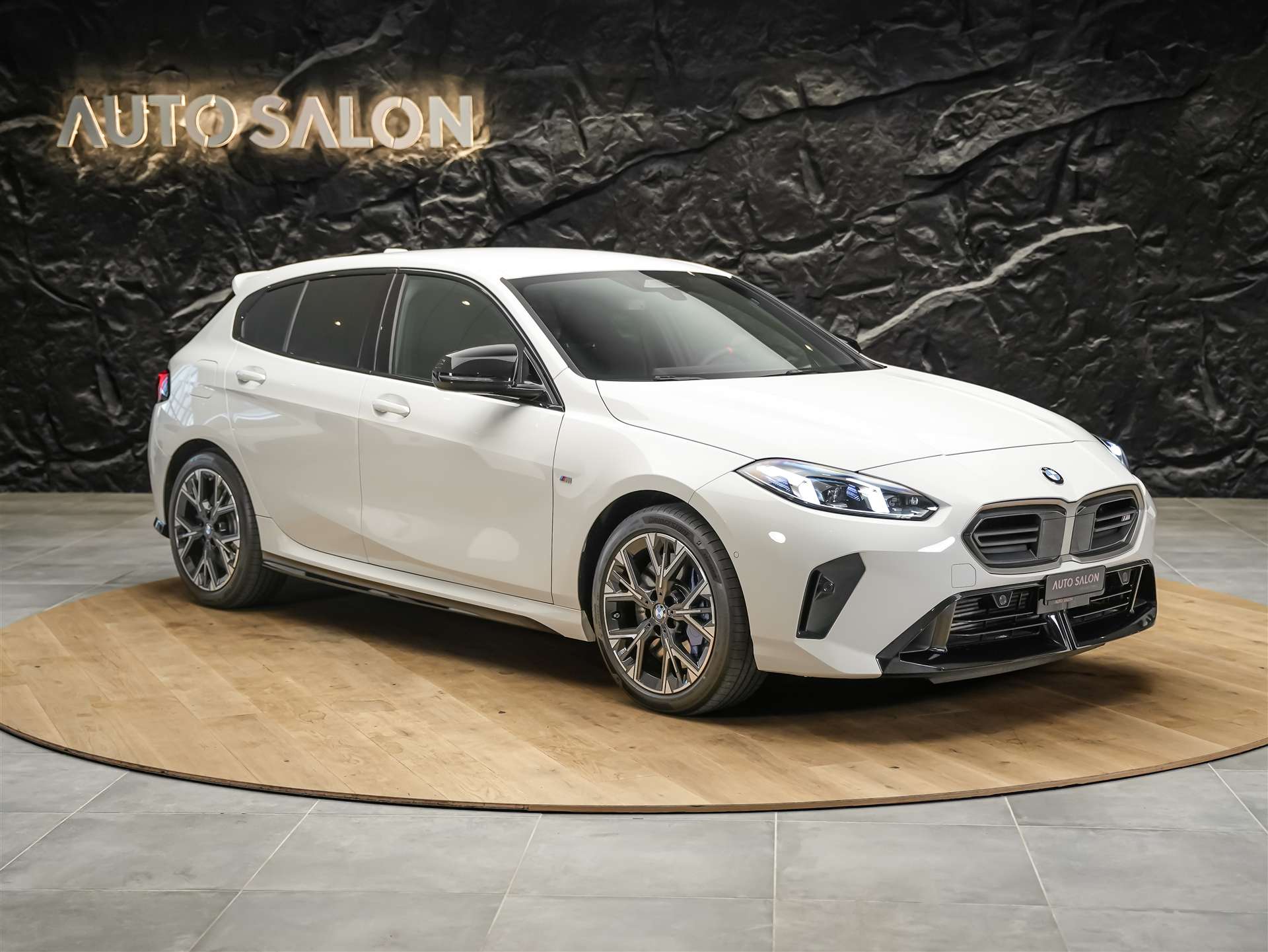 BMW M135 xDrive *Harman/Kardon*Sportsitze*Sitzheizung*Keyless Go*-image-6