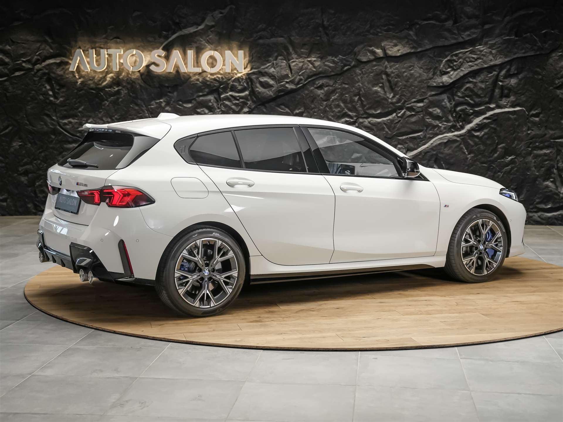 BMW M135 xDrive *Harman/Kardon*Sportsitze*Sitzheizung*Keyless Go*-image-5