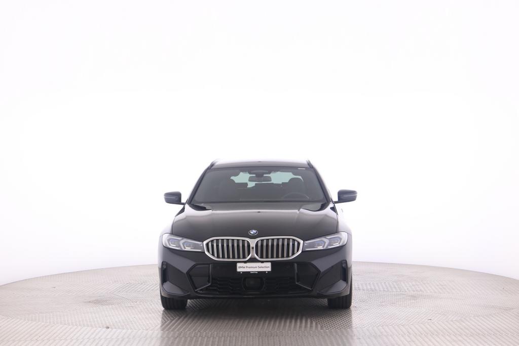 BMW 320d xDrive Touring-image-11