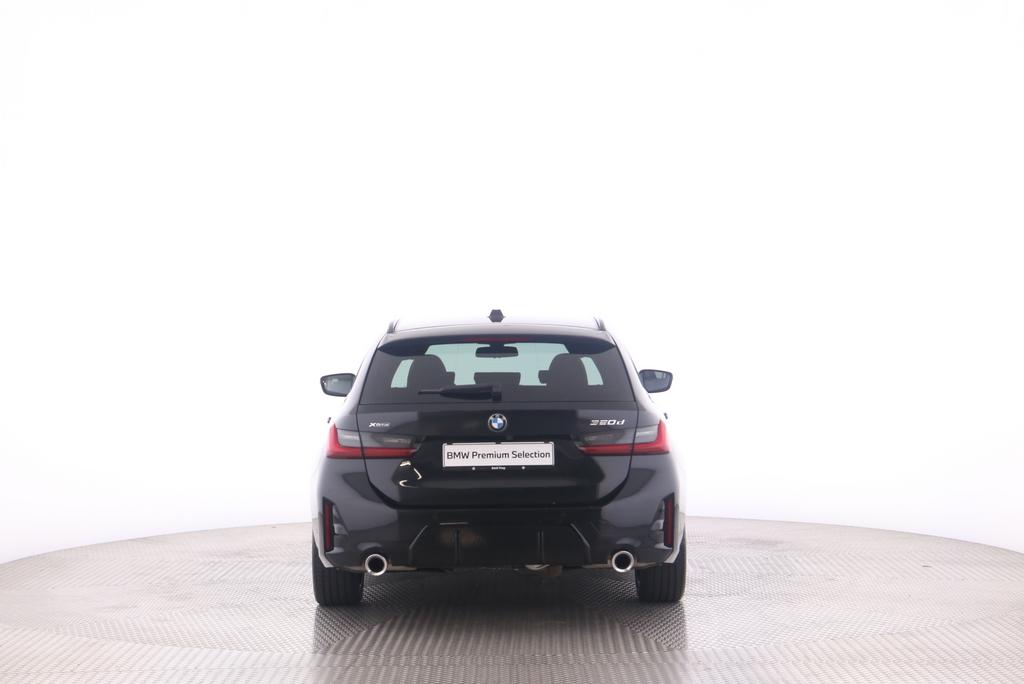 BMW 320d xDrive Touring-image-12