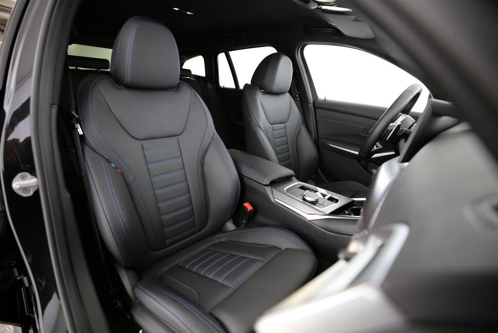 BMW 320d xDrive Touring-image-13