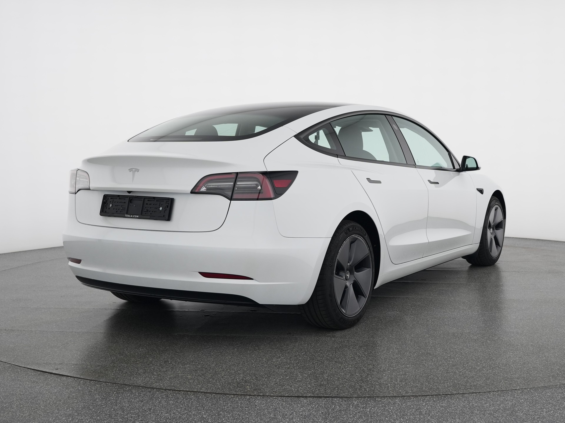 TESLA TESLA Model 3 Standard Range Plus Rear-Wheel Drive-showroom-element-3