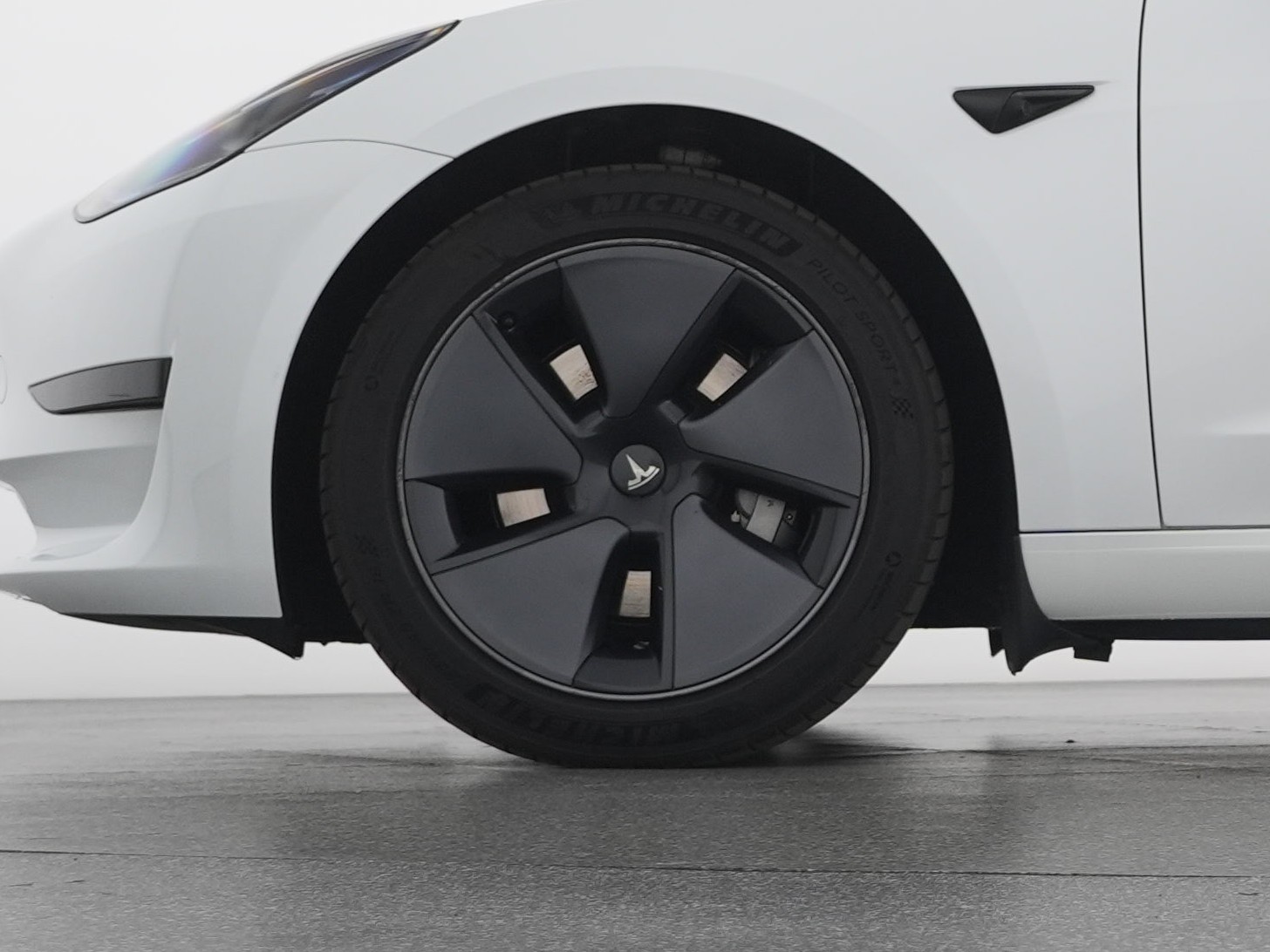 TESLA TESLA Model 3 Standard Range Plus Rear-Wheel Drive-showroom-element-1