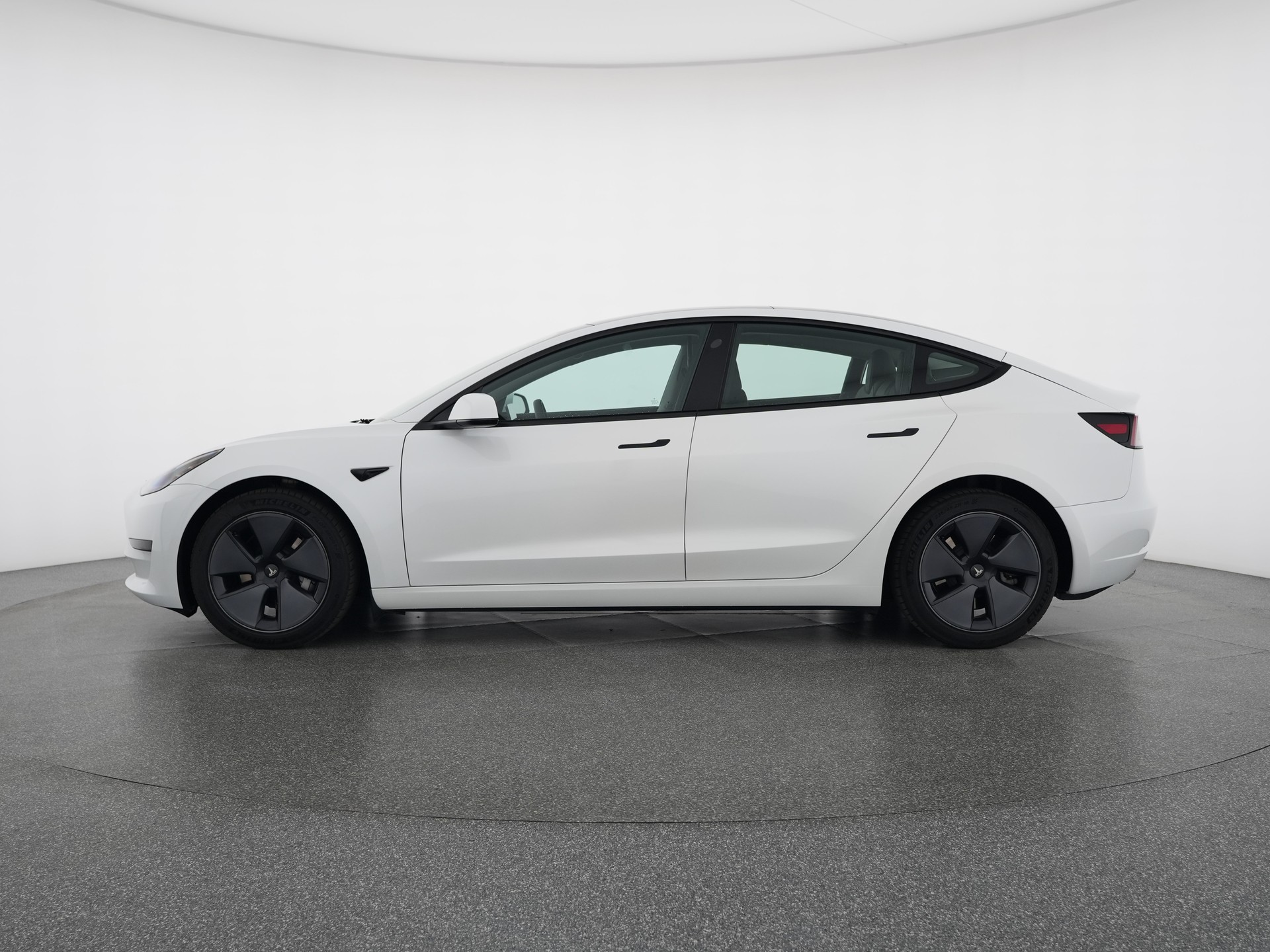 TESLA TESLA Model 3 Standard Range Plus Rear-Wheel Drive-showroom-element-2