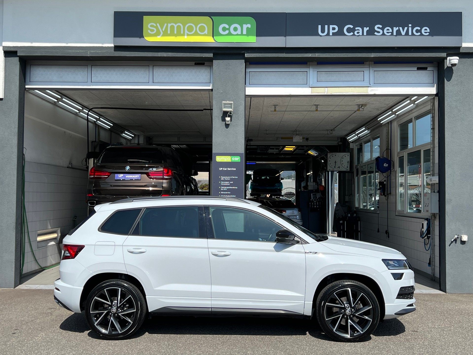 SKODA Karoq 2.0 TSI SportLine DSG 4x4 * AHK 1.9 T *-showroom-element-3
