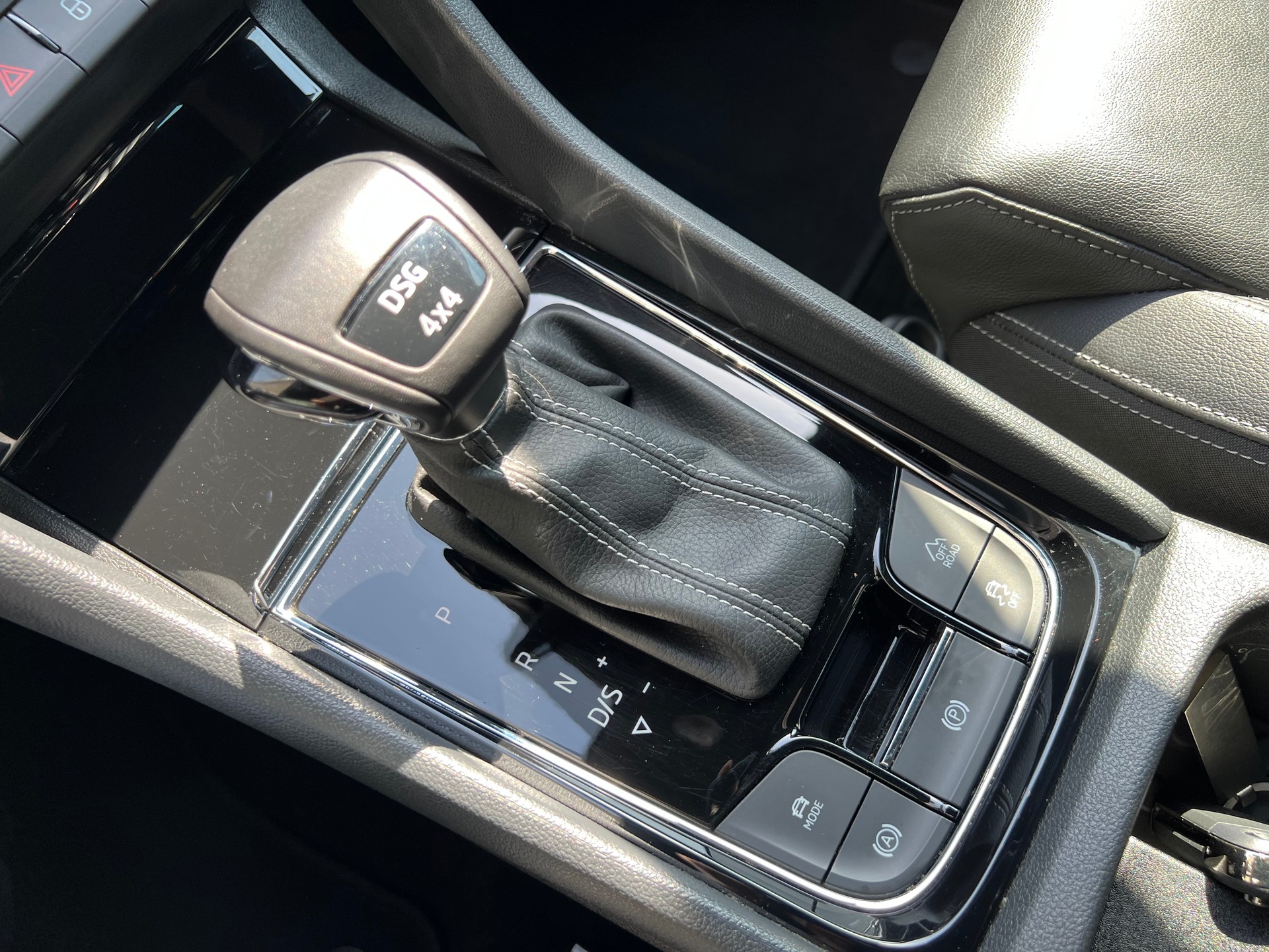 SKODA Karoq 2.0 TSI SportLine DSG 4x4 * AHK 1.9 T *-image-18