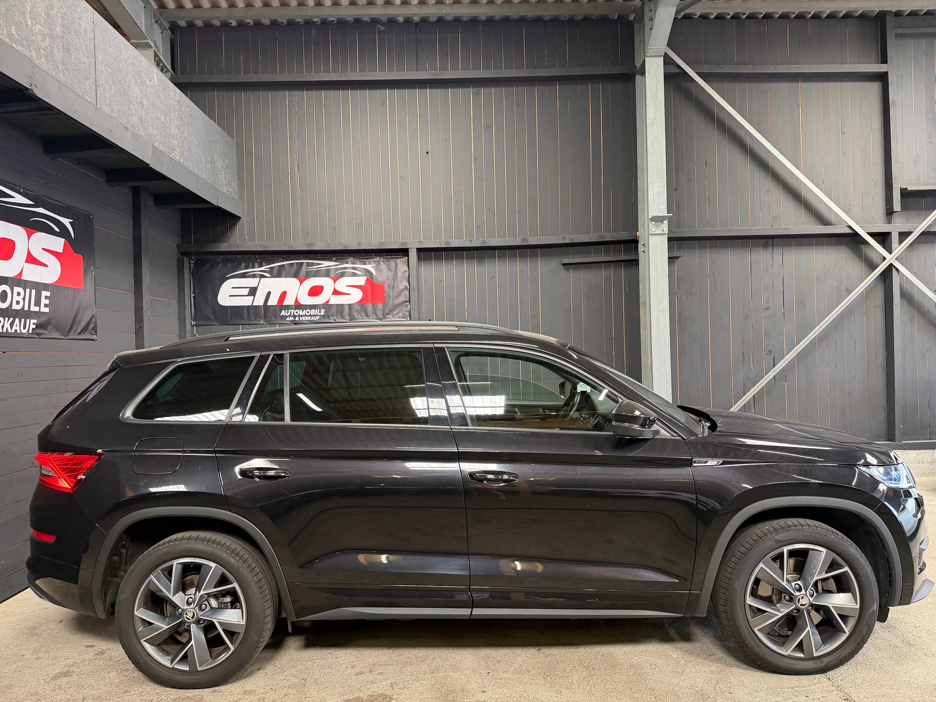 SKODA Kodiaq 2.0 TDI CR Sport Line 4x4 DSG ** 7 Plätz **-image-3