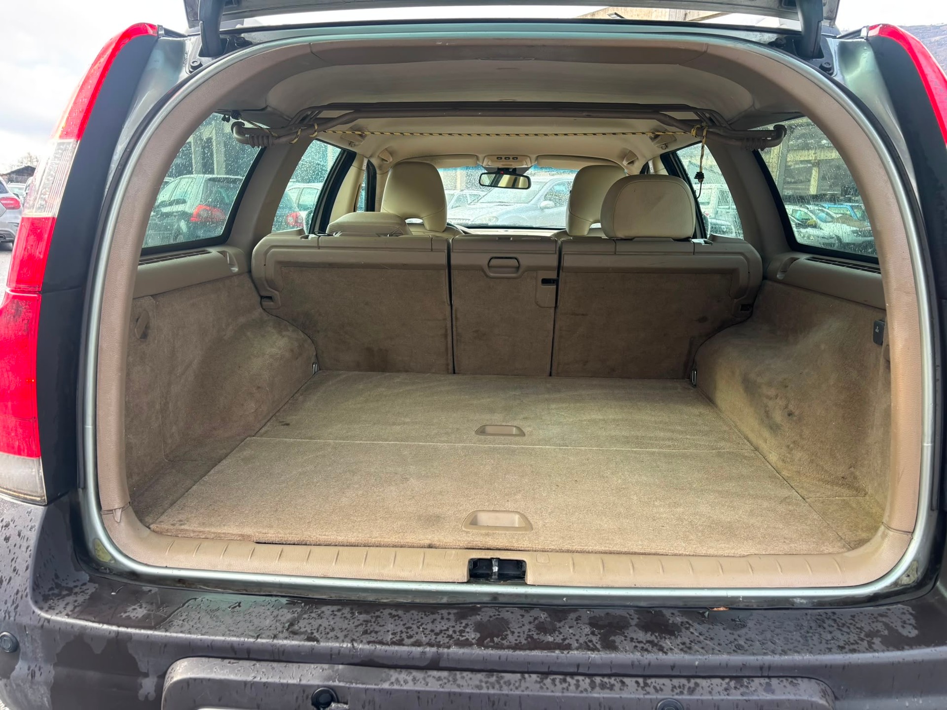 VOLVO XC70 D5 AWD Momentum-image-4