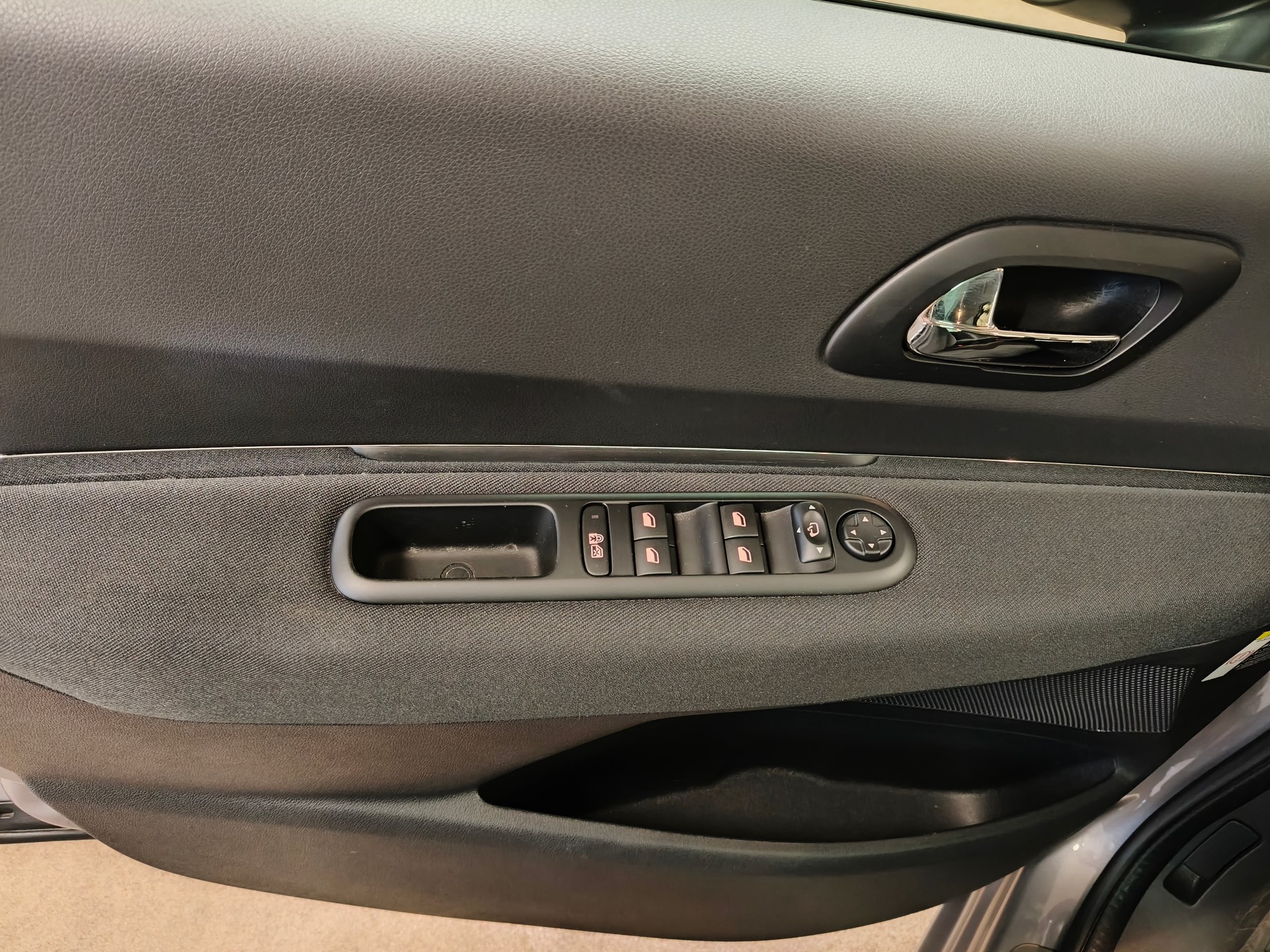 PEUGEOT 5008 2.0 HDI Business Tiptronic-image-14