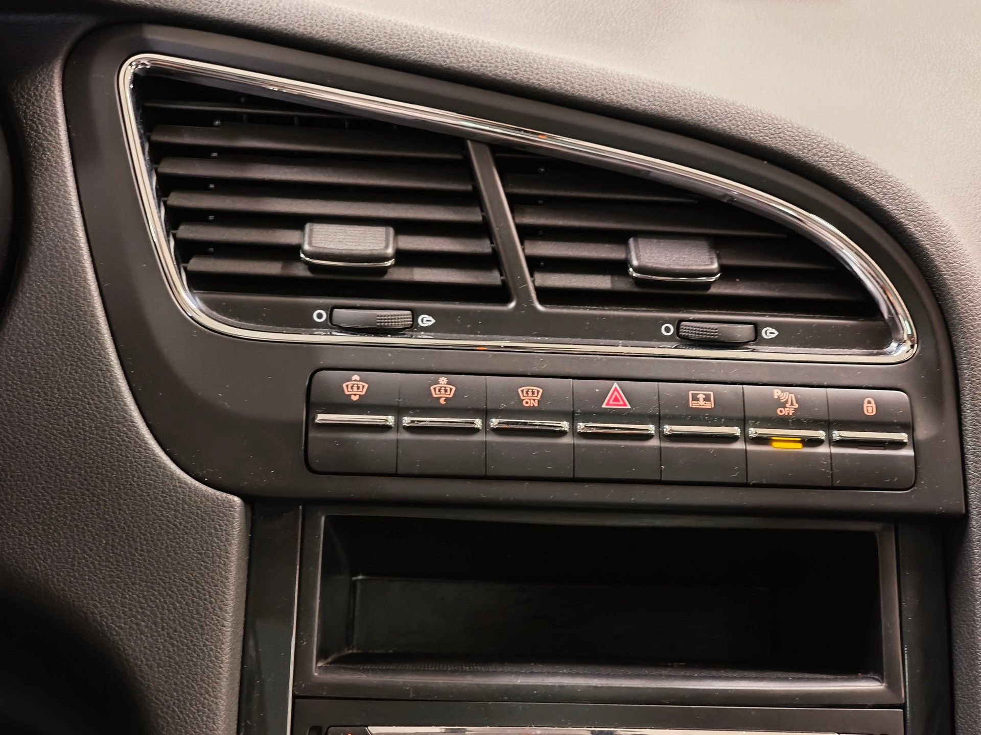 PEUGEOT 5008 2.0 HDI Business Tiptronic-image-26