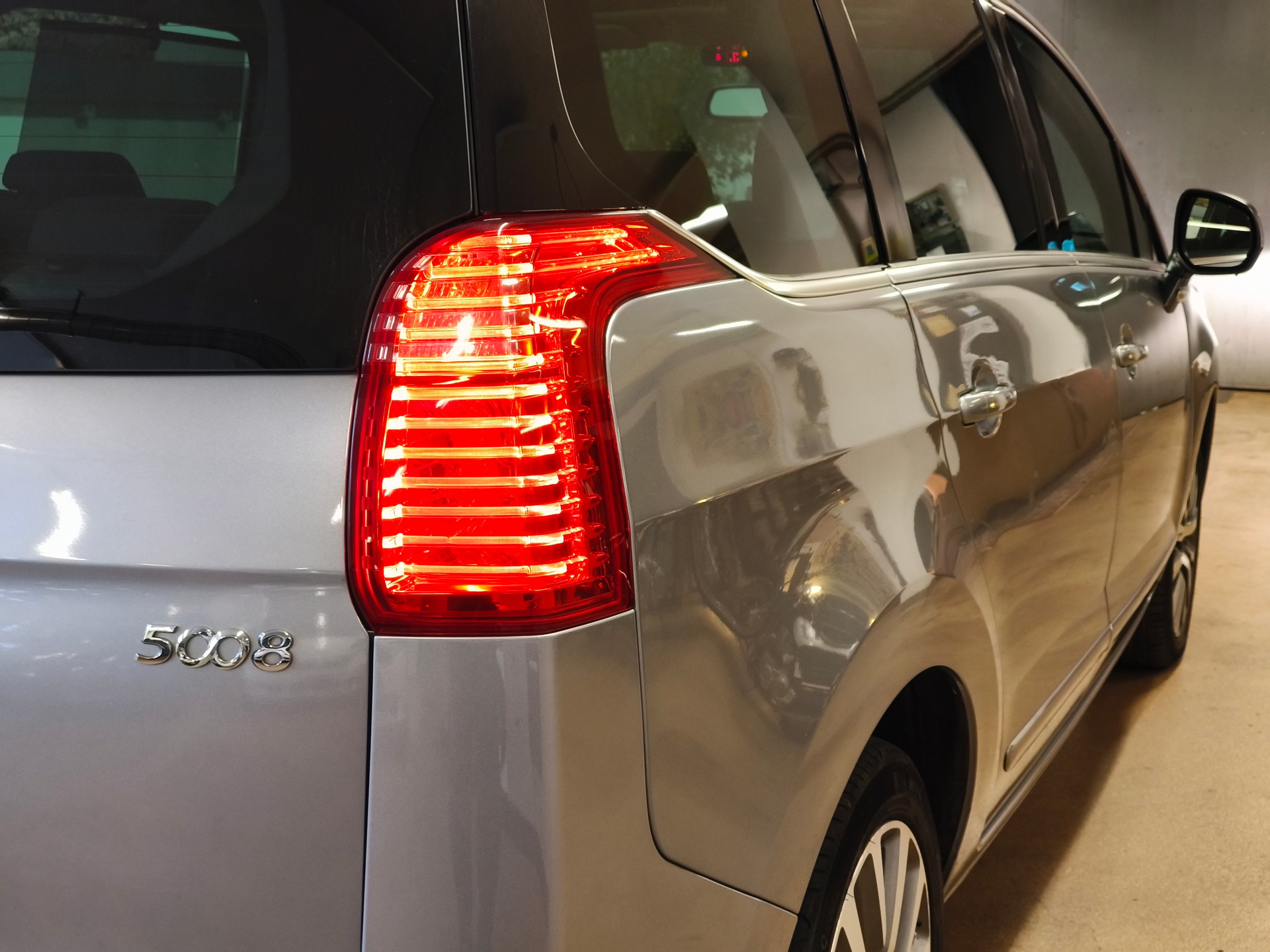 PEUGEOT 5008 2.0 HDI Business Tiptronic-image-9