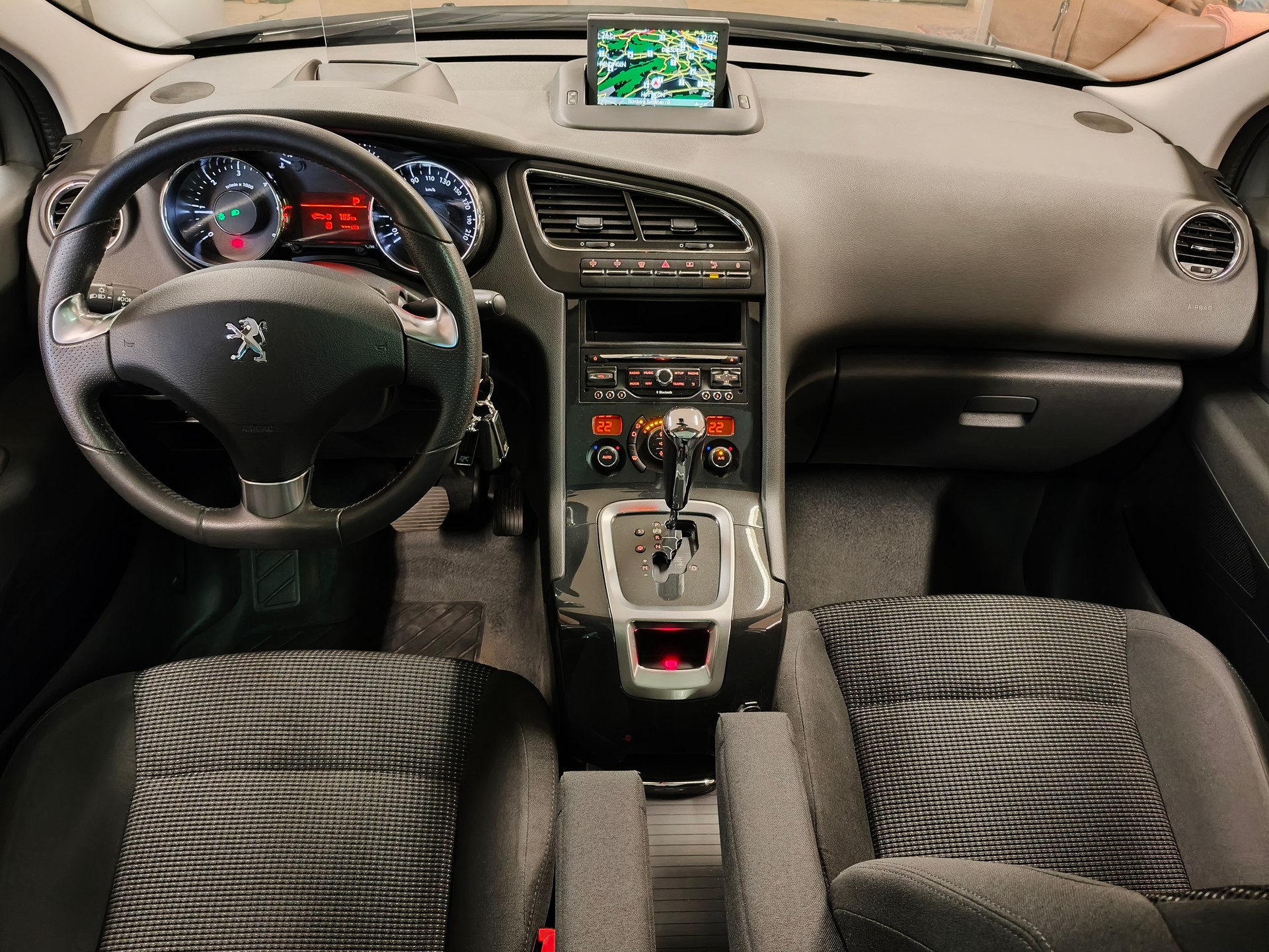 PEUGEOT 5008 2.0 HDI Business Tiptronic-image-17