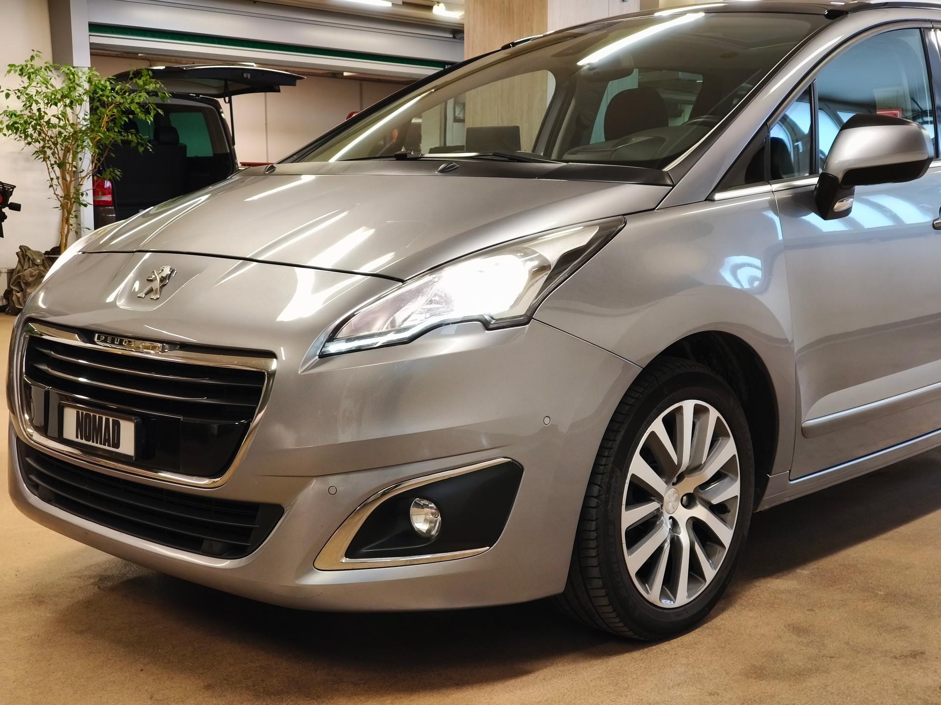 PEUGEOT 5008 2.0 HDI Business Tiptronic-showroom-element-1