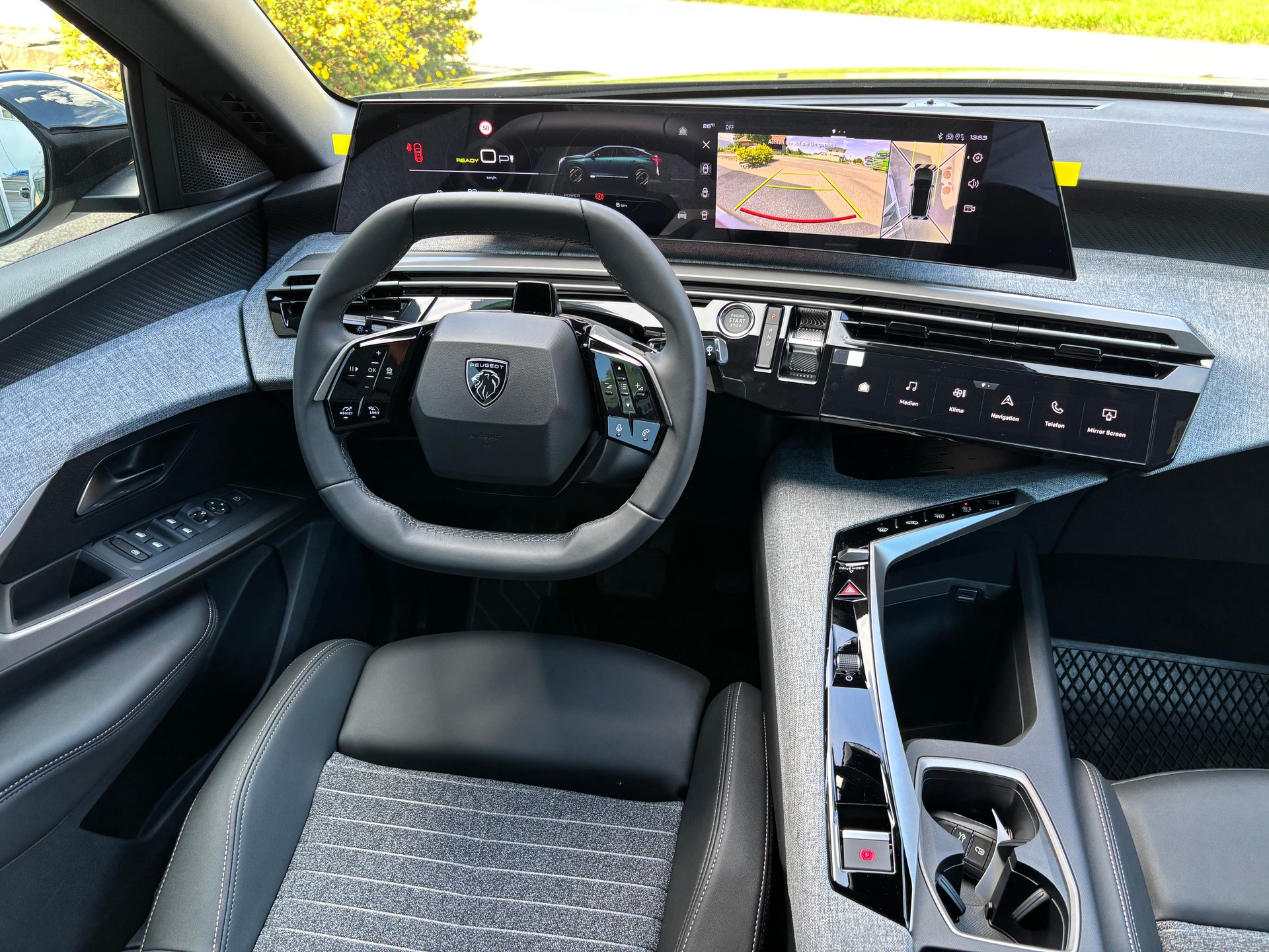 PEUGEOT 3008 73kWh Allure Premium Dual Motor 325 AWD-image-10