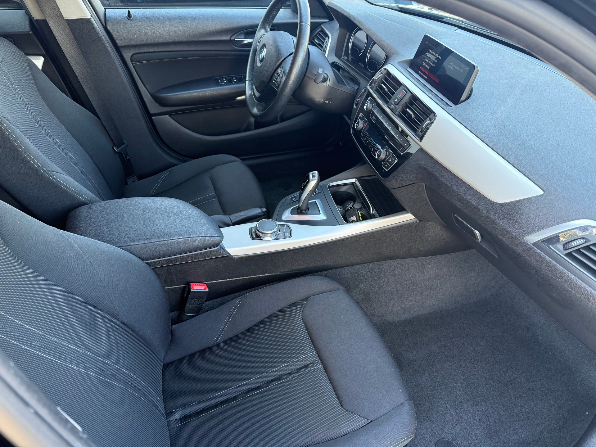 BMW 120d xDrive Essential Edition Steptronic-image-12