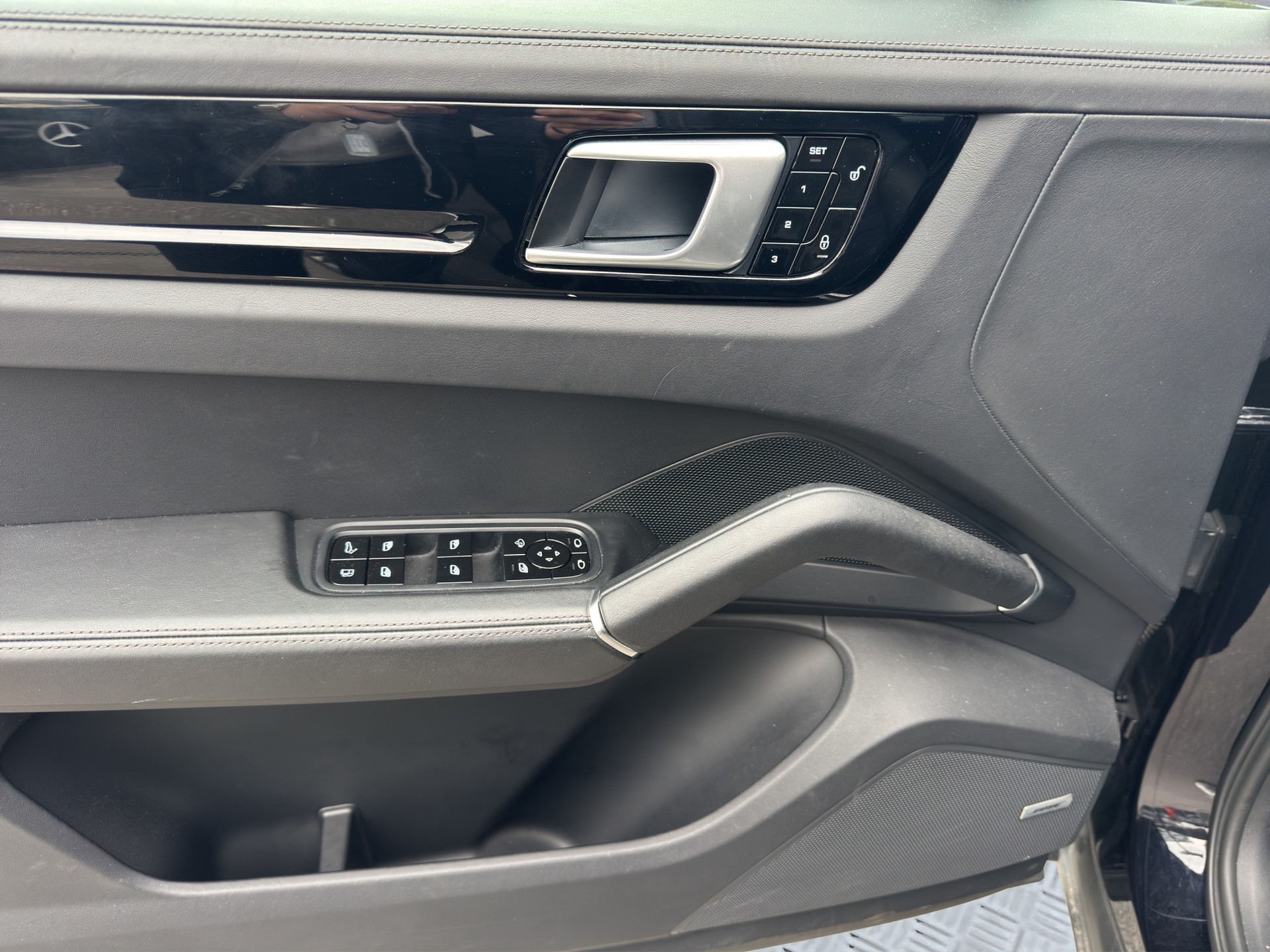 PORSCHE Cayenne E-Hybrid-image-8