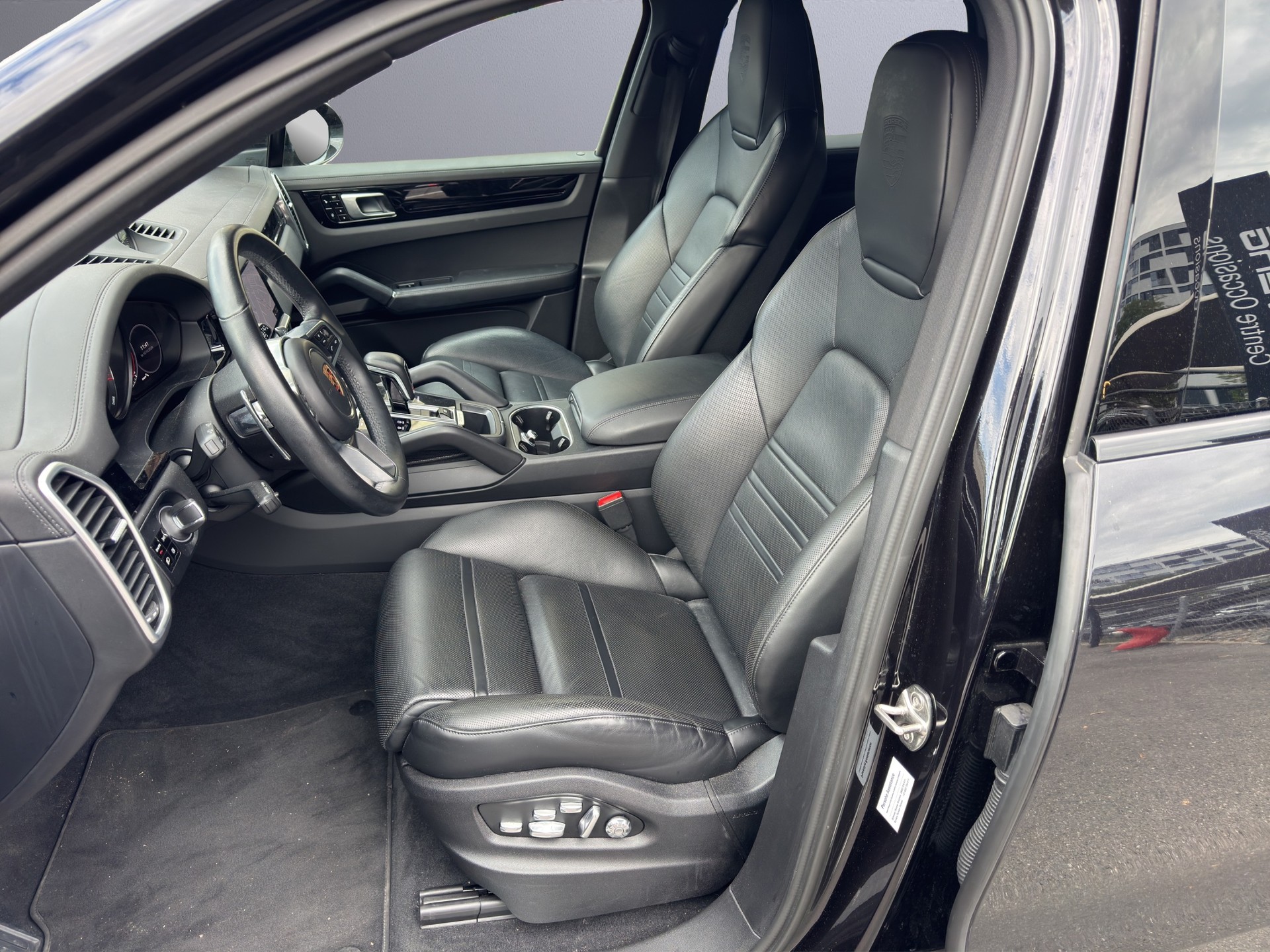 PORSCHE Cayenne E-Hybrid-image-9