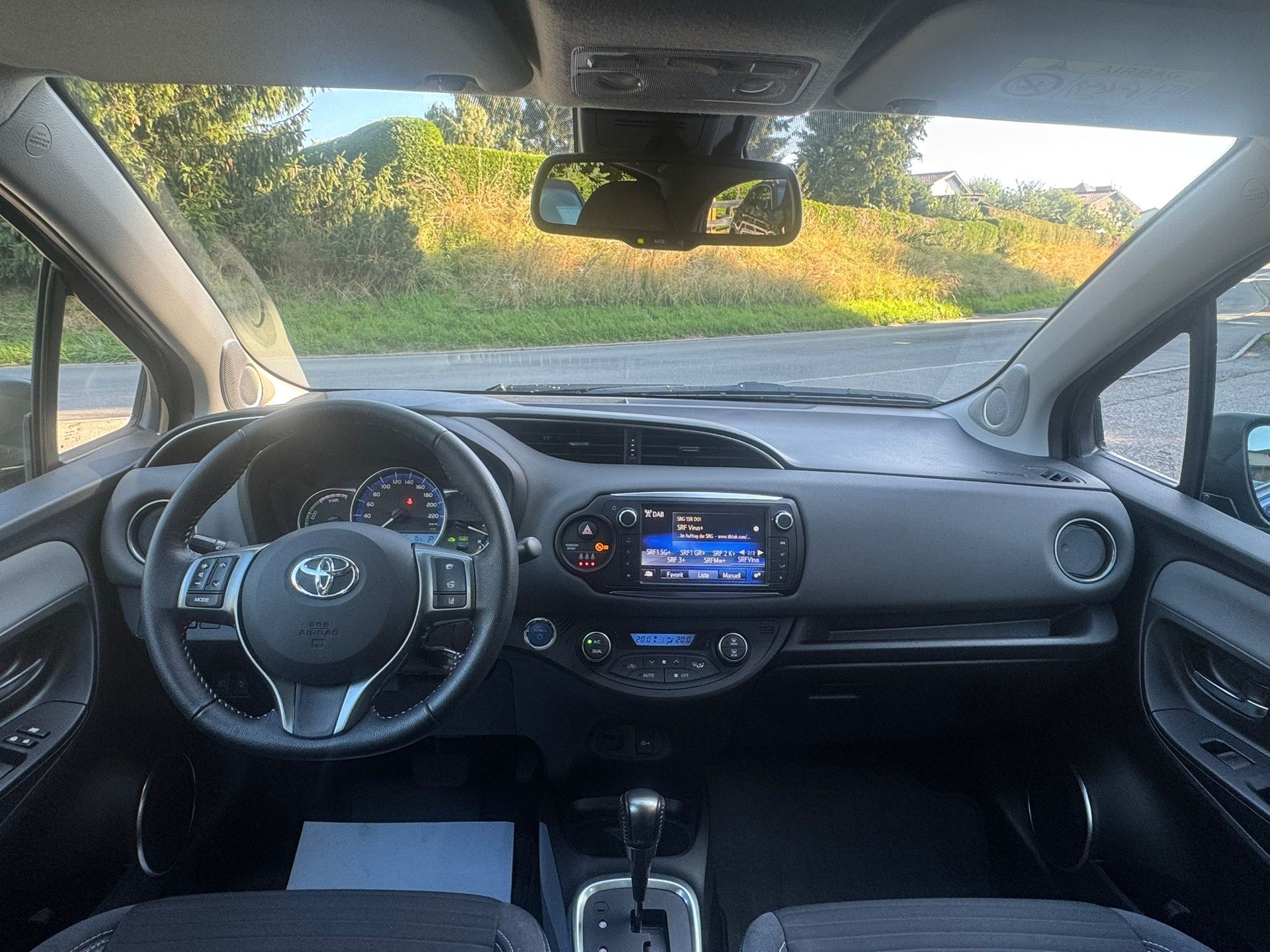 TOYOTA Yaris 1.5 VVT-i Hybrid Sol Premium e-CVT-image-4