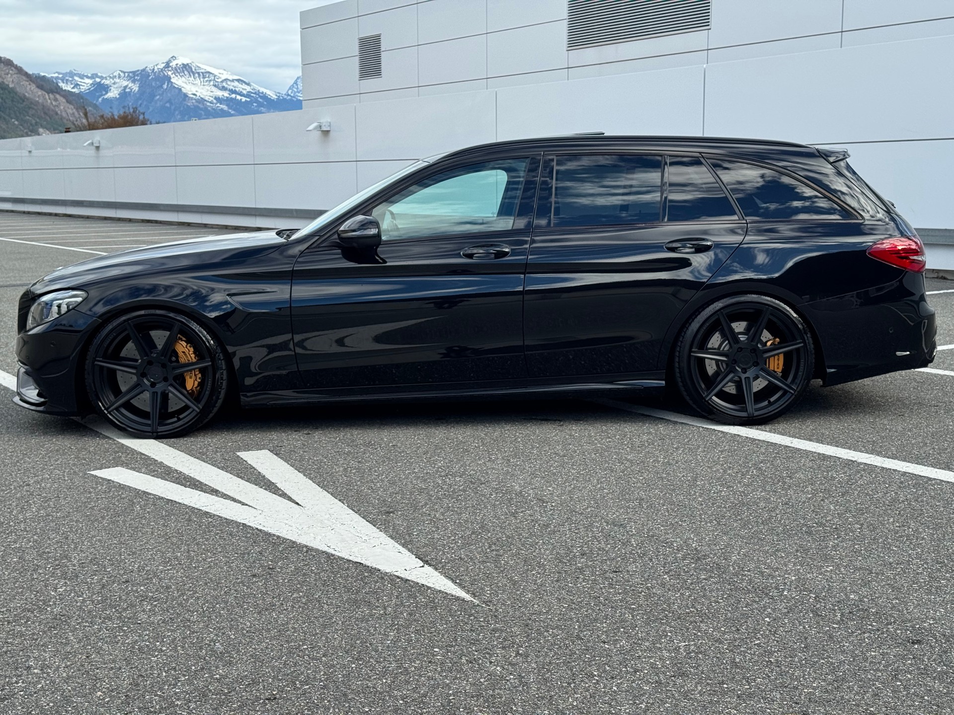 MERCEDES-BENZ C 63 S AMG Yellow Night Edition-showroom-element-2