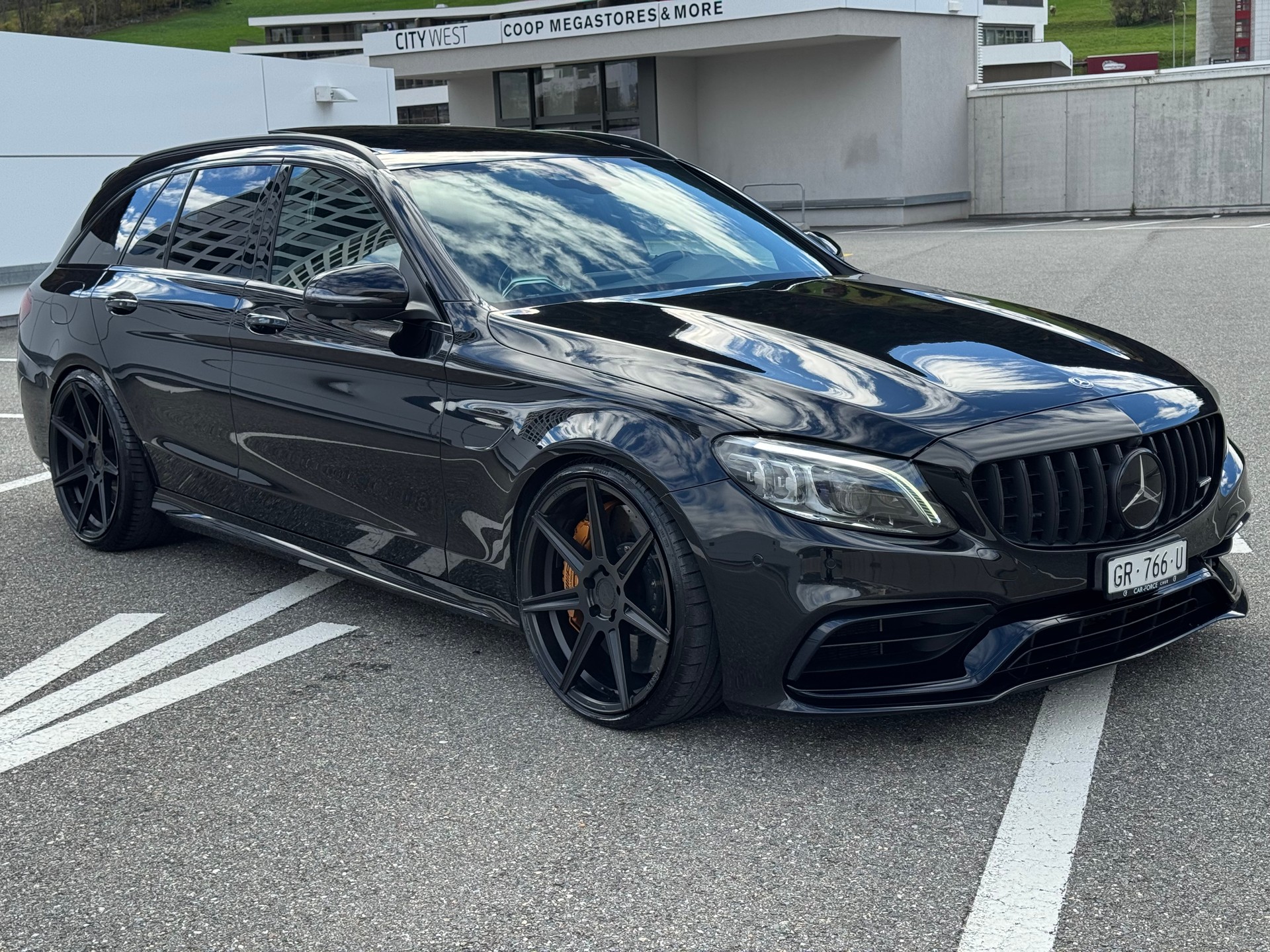 MERCEDES-BENZ C 63 S AMG Yellow Night Edition-image-7