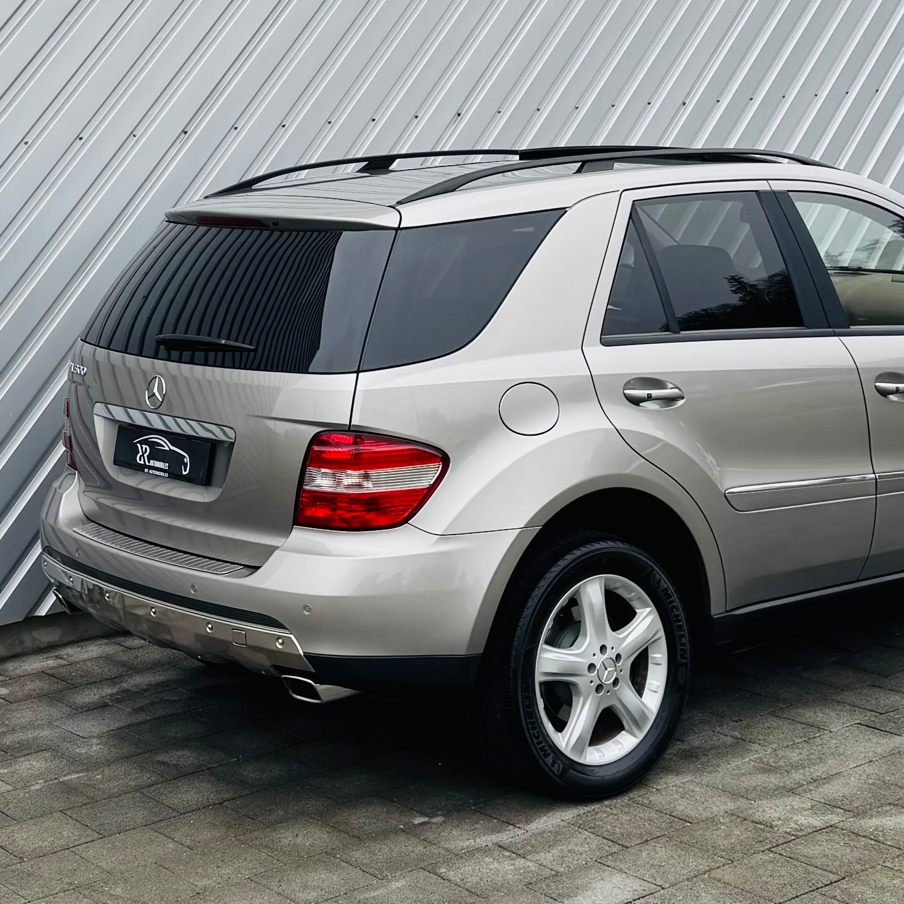 MERCEDES-BENZ ML 500 4Matic 7G-Tronic-showroom-element-3