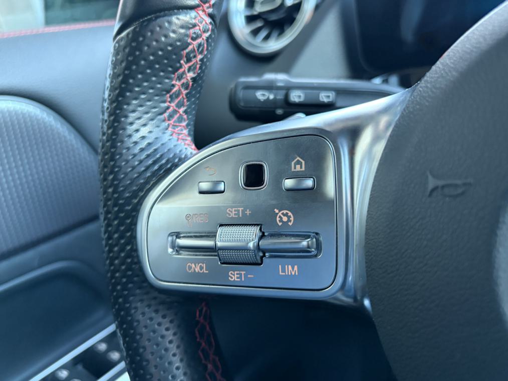 MERCEDES-BENZ EQA 300 AMG Line 4Matic-image-6