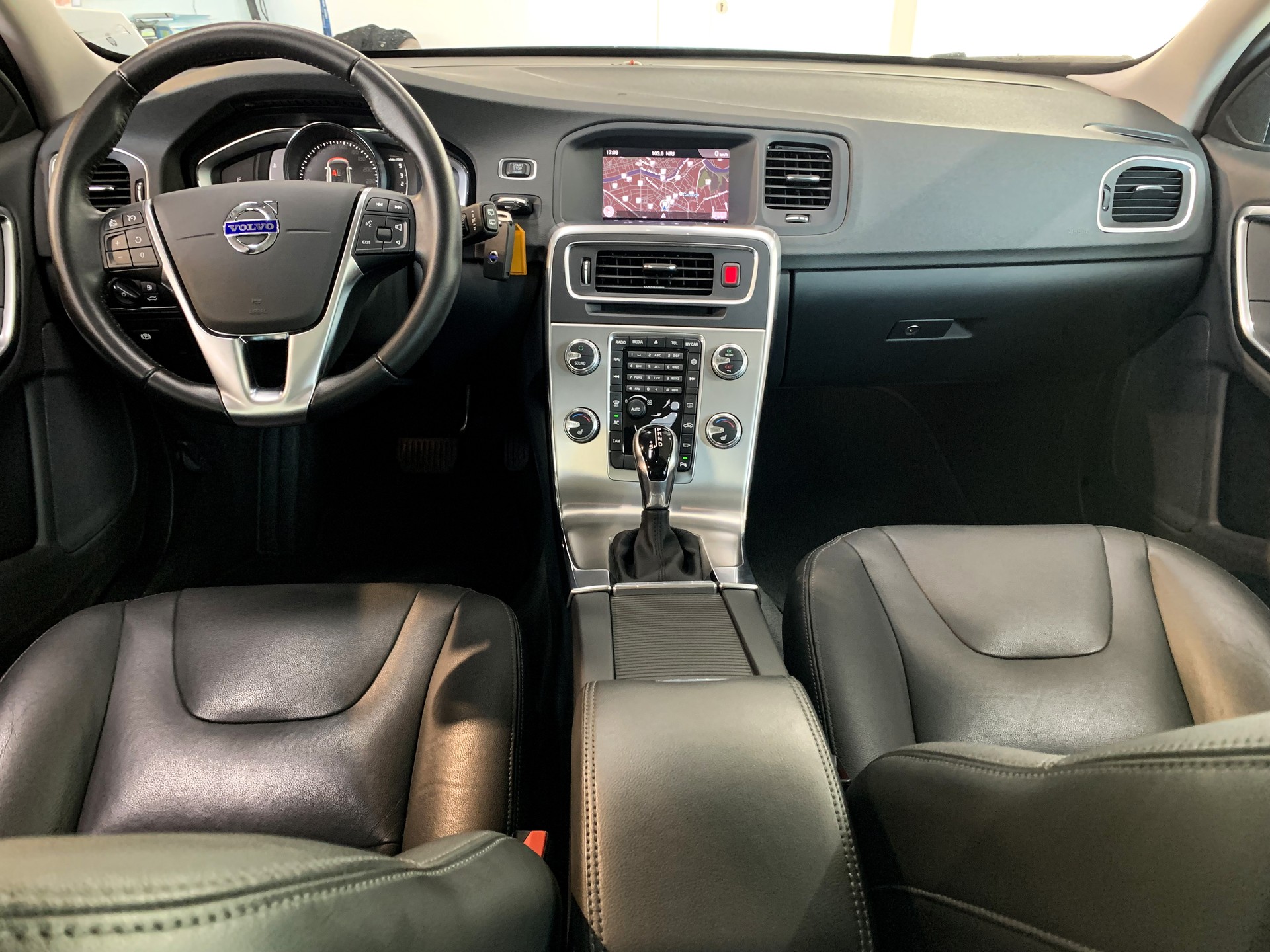 VOLVO V60 D3 Summum Geartronic-image-13