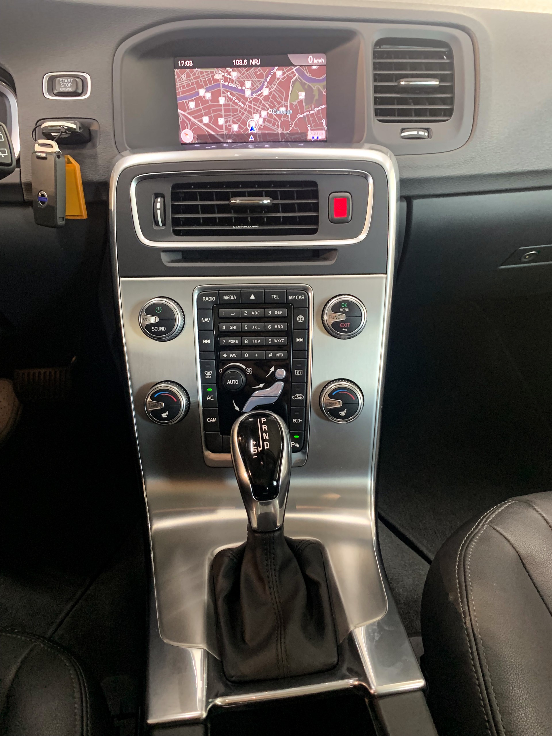 VOLVO V60 D3 Summum Geartronic-image-17
