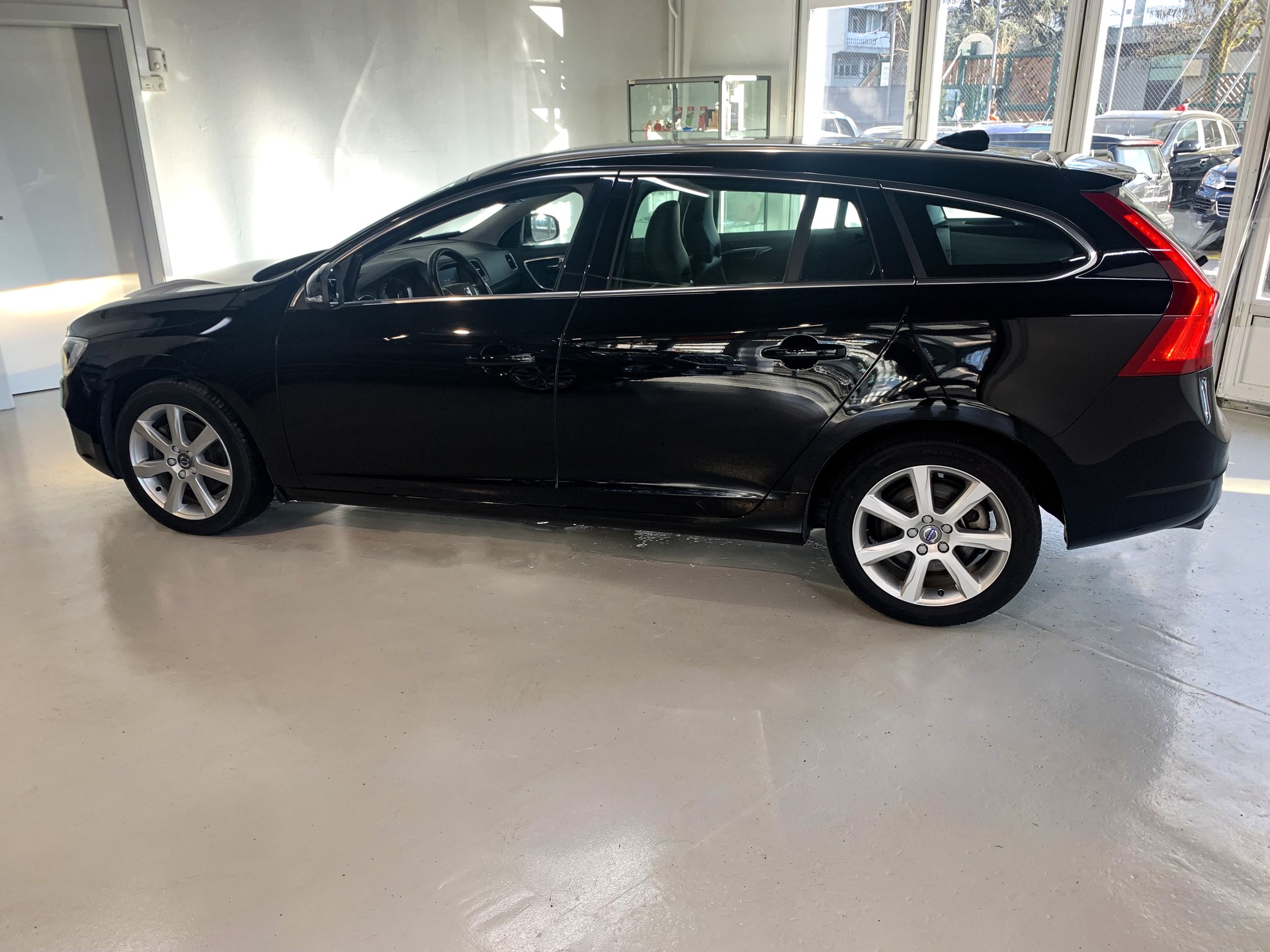 VOLVO V60 D3 Summum Geartronic-image-5