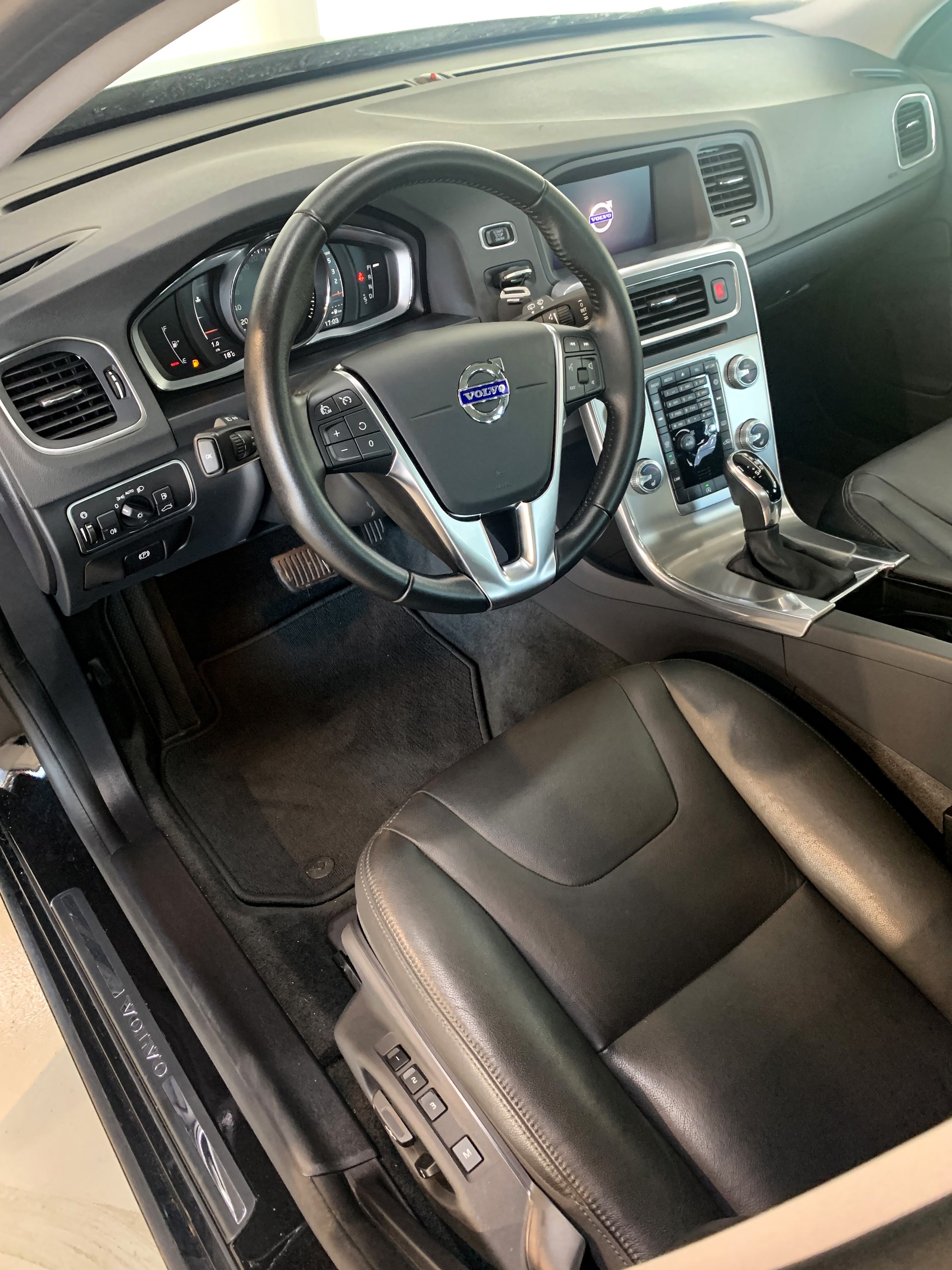 VOLVO V60 D3 Summum Geartronic-image-14