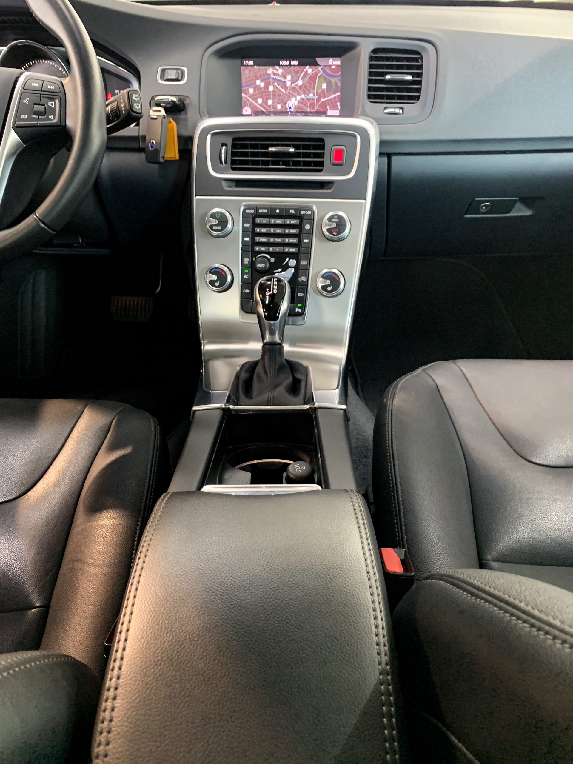 VOLVO V60 D3 Summum Geartronic-image-18