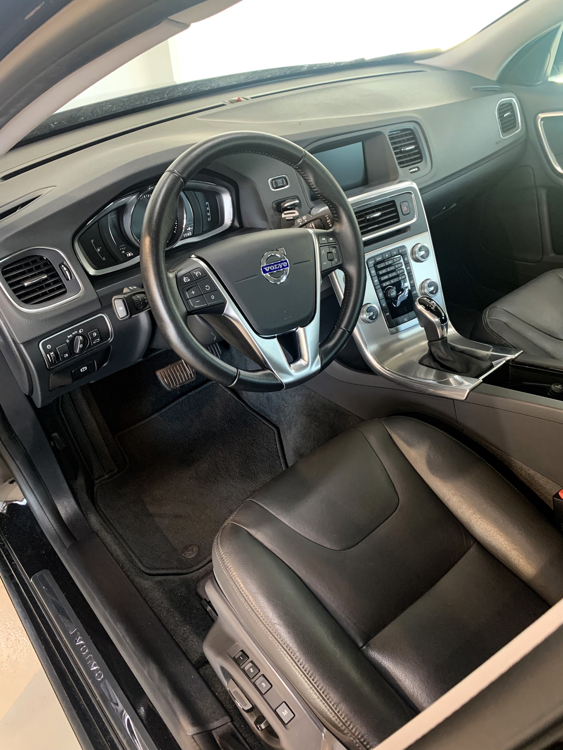VOLVO V60 D3 Summum Geartronic-image-11
