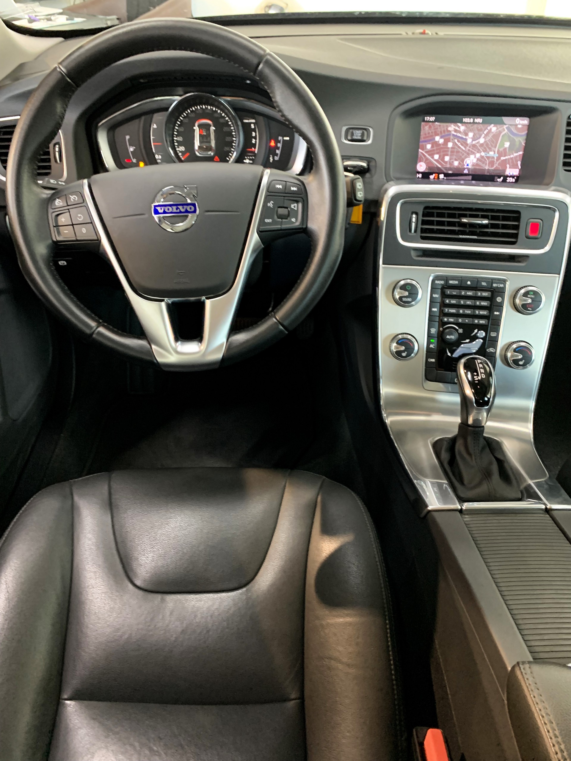 VOLVO V60 D3 Summum Geartronic-image-15