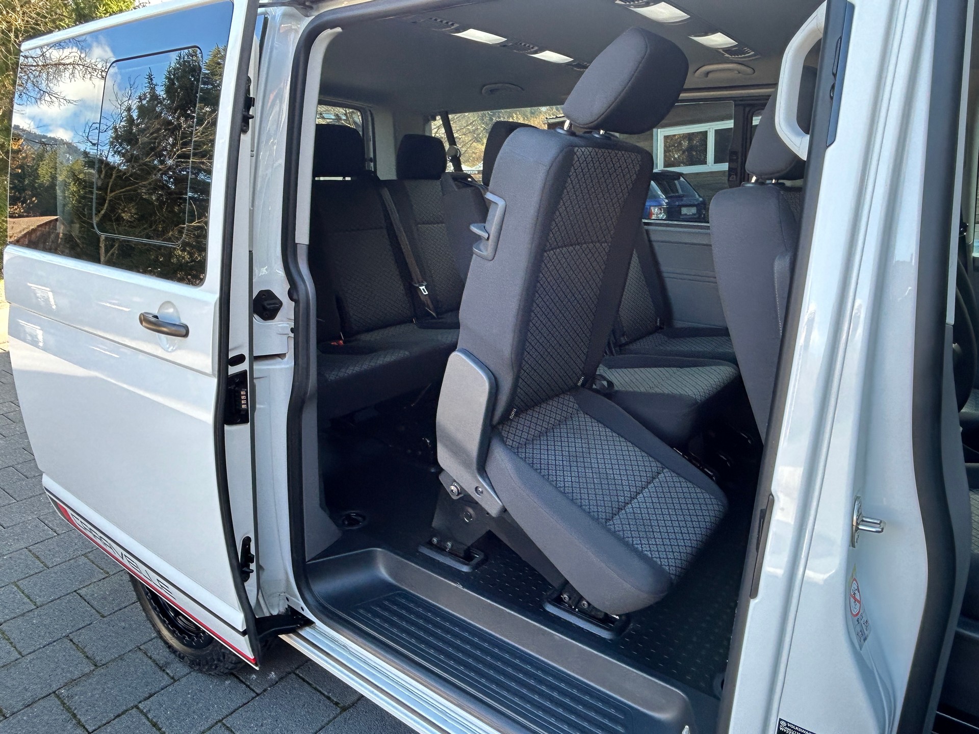 VW T6.1 Caravelle 2.0 TDI Trendline 4Motion-image-12